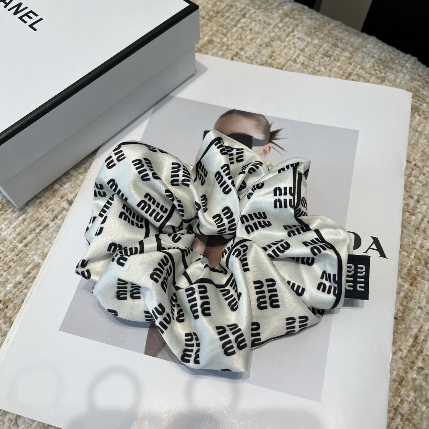 P 60🎁配包装盒
miumiu新款字母发圈，简单优雅，实用百搭，名媛范儿十足！小仙女必备