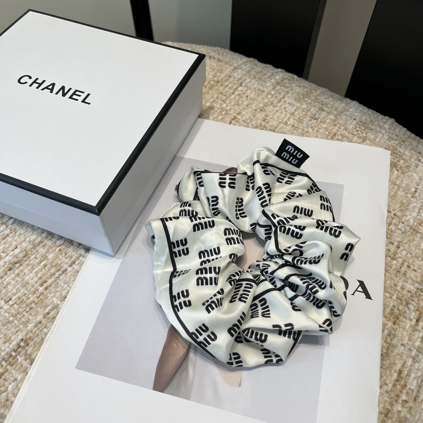 P 60🎁配包装盒
miumiu新款字母发圈，简单优雅，实用百搭，名媛范儿十足！小仙女必备