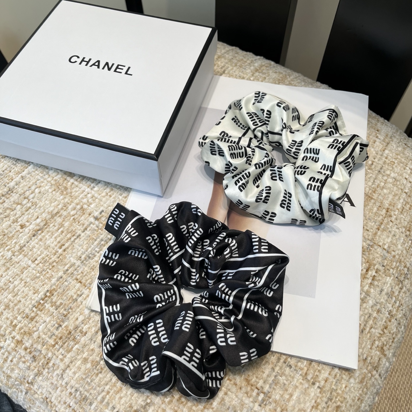 P 60🎁配包装盒
miumiu新款字母发圈，简单优雅，实用百搭，名媛范儿十足！小仙女必备