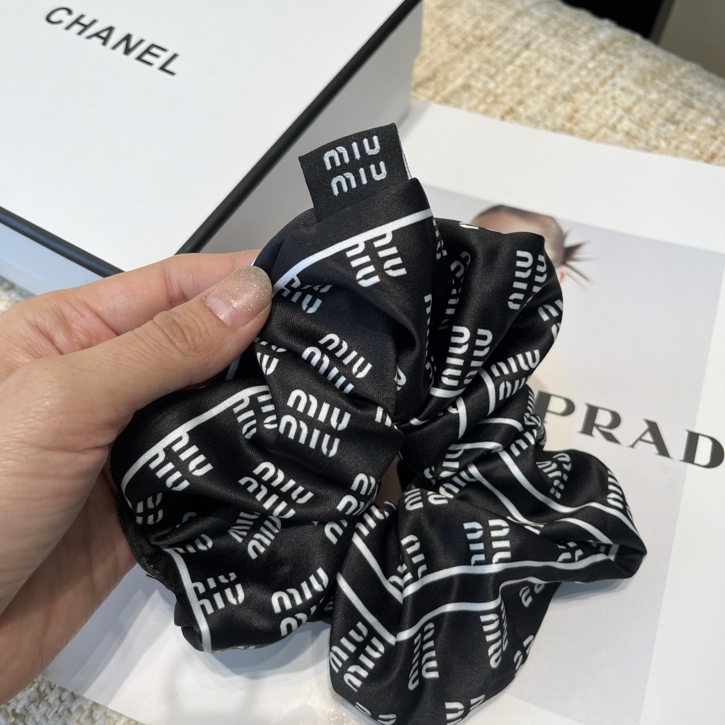 P 60🎁配包装盒
miumiu新款字母发圈，简单优雅，实用百搭，名媛范儿十足！小仙女必备