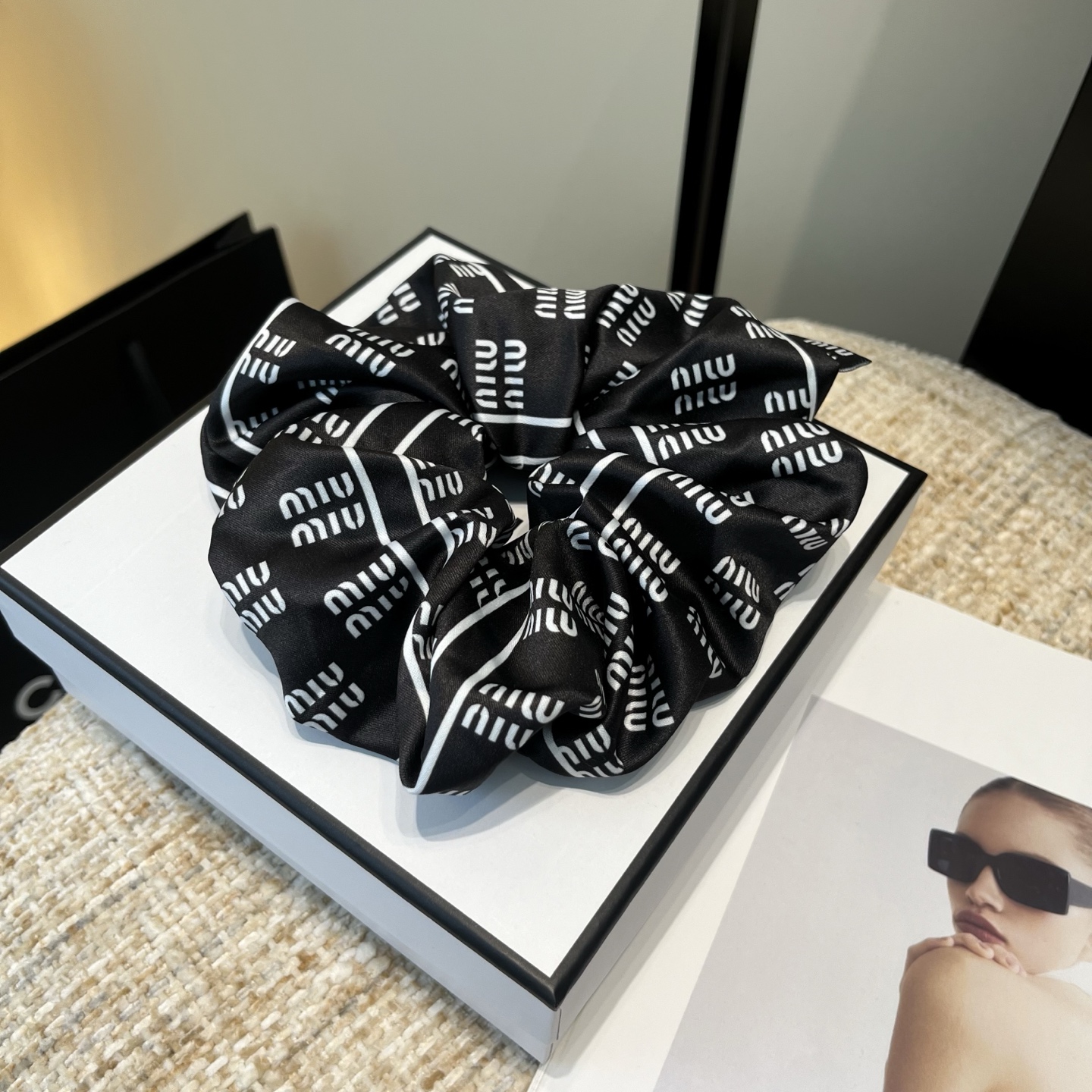 P 60🎁配包装盒
miumiu新款字母发圈，简单优雅，实用百搭，名媛范儿十足！小仙女必备