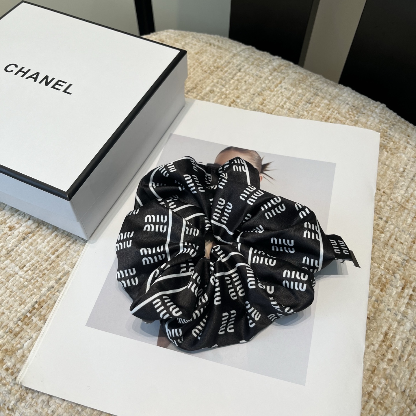 P 60🎁配包装盒
miumiu新款字母发圈，简单优雅，实用百搭，名媛范儿十足！小仙女必备