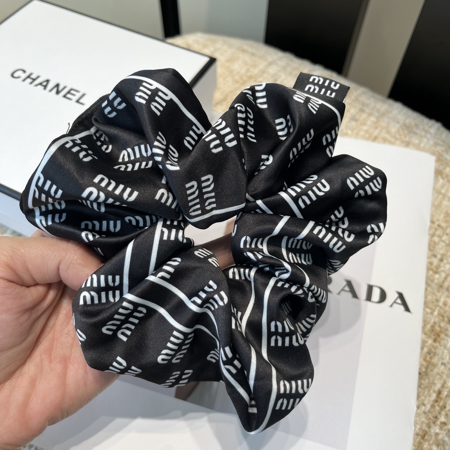 P 60🎁配包装盒
miumiu新款字母发圈，简单优雅，实用百搭，名媛范儿十足！小仙女必备