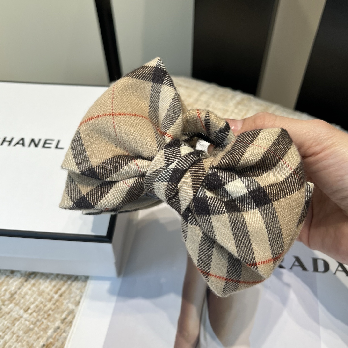 P 65🎁配包装盒
Burberry （巴宝莉）经典格子抓夹，秋冬新品！时尚潮流，实用百搭，永不过时