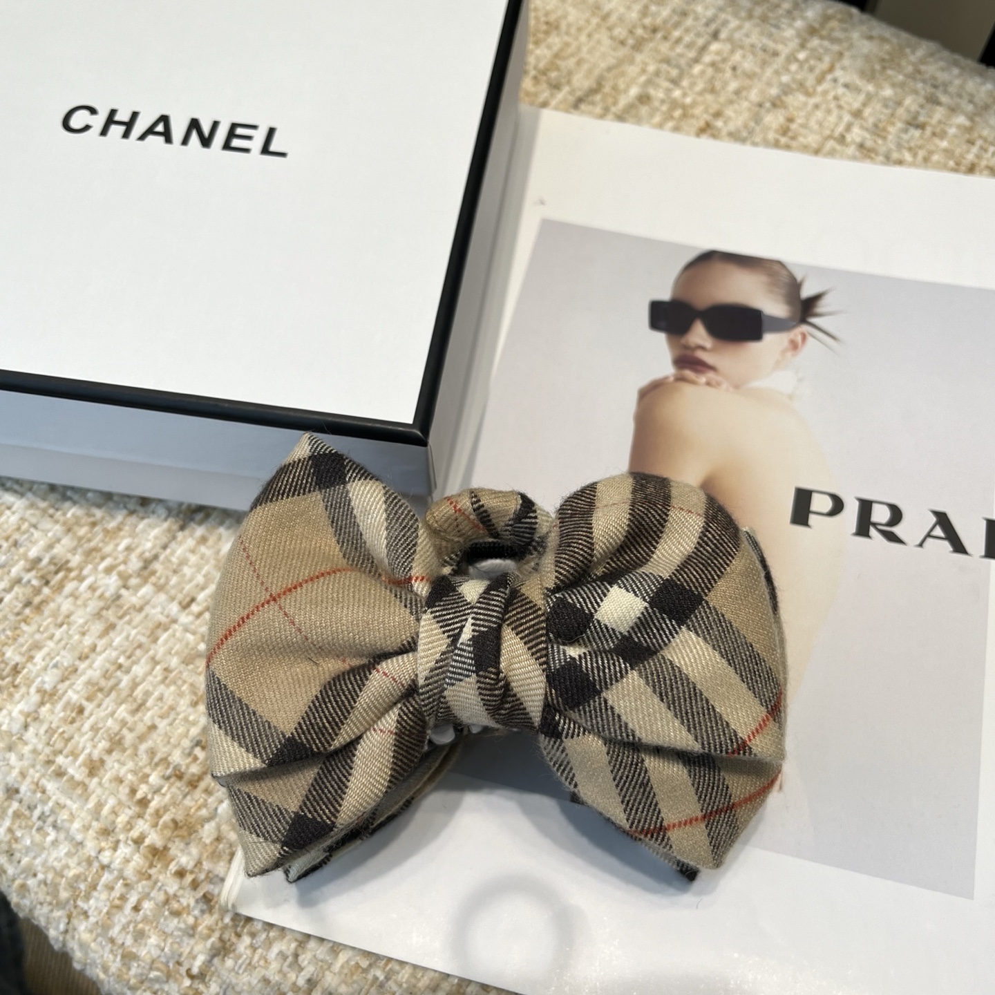P 65🎁配包装盒
Burberry （巴宝莉）经典格子抓夹，秋冬新品！时尚潮流，实用百搭，永不过时