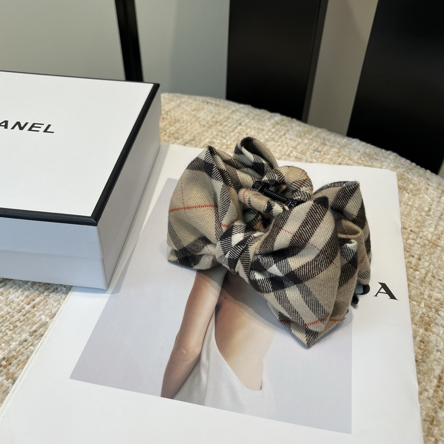 P 65🎁配包装盒
Burberry （巴宝莉）经典格子抓夹，秋冬新品！时尚潮流，实用百搭，永不过时