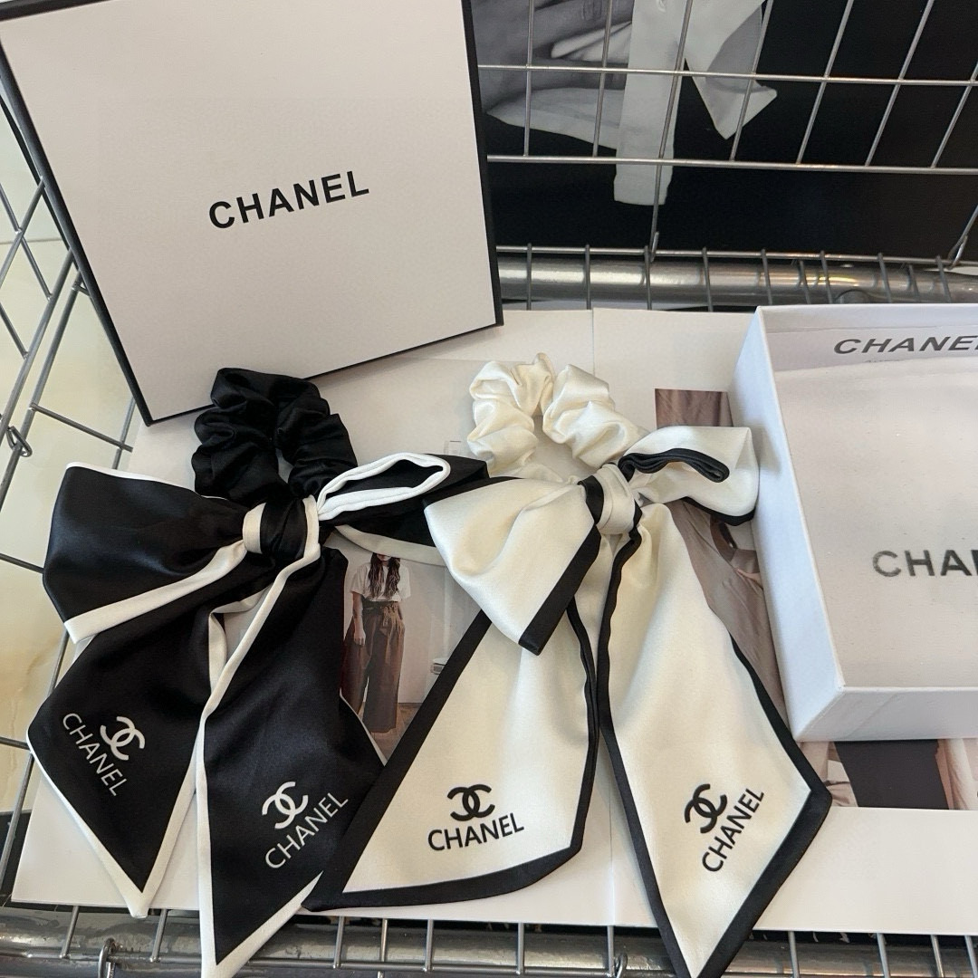 NO:640913,P Comes with a packaging box. Chanel’s latest small scented hair tie, super pretty!  Full of celebrity style, a must-have for little fairies...hairpins, hairpins, chanel, chanel, hairpins19860909P 配包装盒 Chanel (香奈儿)最新款小香发圈,超级好看！名媛范儿十足,小仙女必备…发夹,发夹,chanel,chanel,hairpins,accessory