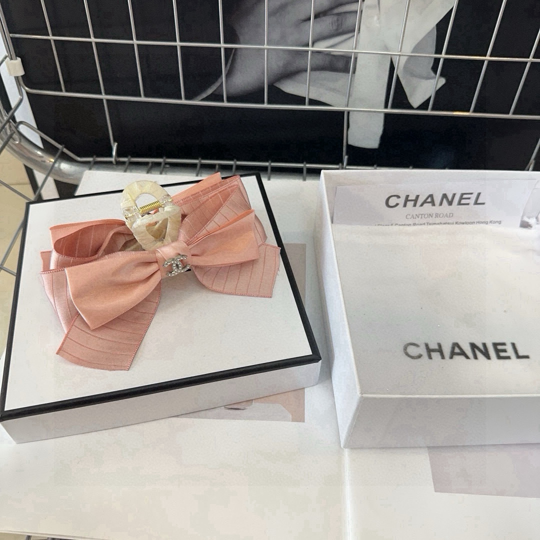 NO:640742,P Comes with a packaging box. Chanel's hottest new gripper, a beautiful one!  Fashionable Items Little fairies must pay attention to hairpins, hairpins, chanel, chanel, hairpins19860909P 配包装盒 Chanel（香奈儿）最火爆新款抓夹,绝美的一款！时尚潮品 小仙女必眼入发夹,发夹,chanel,chanel,hairpins,accessory