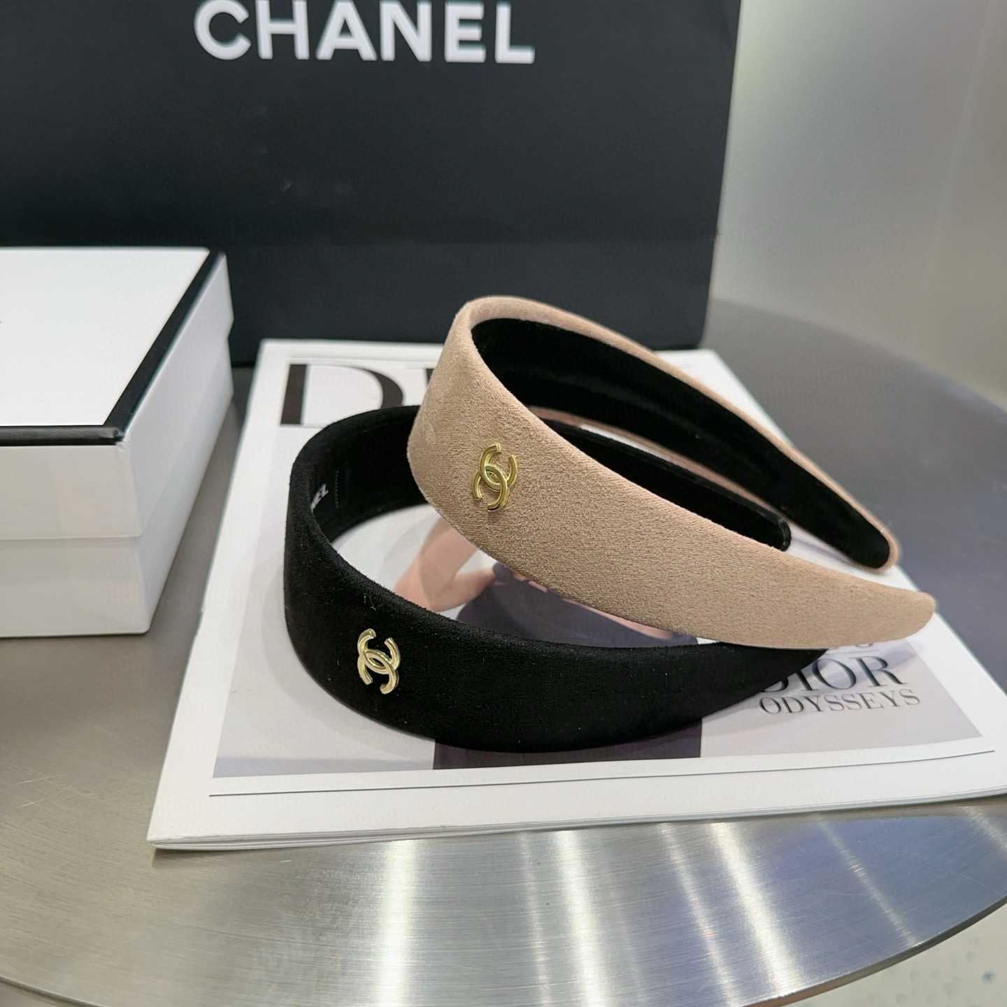 NO:640923,P Comes with a packaging box. Chanel’s latest small scented headband, super pretty!  Full of celebrity style, a must-have for little fairies...hairpins, hairpins, chanel, chanel, hairpins19860909P 配包装盒 Chanel (香奈儿)最新款小香发箍,超级好看！名媛范儿十足,小仙女必备…发夹,发夹,chanel,chanel,hairpins,accessory