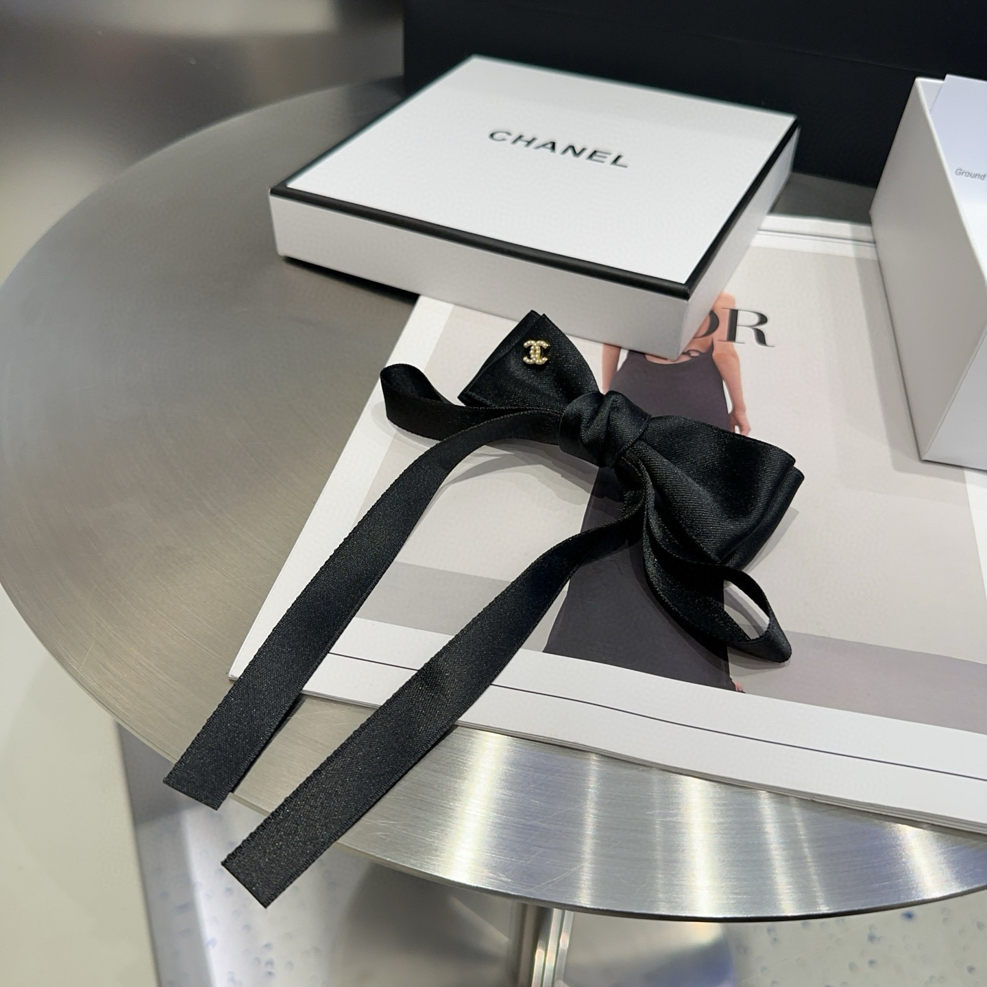 NO:640925,P Comes with a packaging box. Chanel's latest small and popular spring hairpin, super pretty!  Full of celebrity style, a must-have for little fairies...hairpins, hairpins, chanel, chanel, hairpins19860909P 配包装盒 Chanel (香奈儿)最新款小香爆款弹簧发夹,超级好看！名媛范儿十足,小仙女必备…发夹,发夹,chanel,chanel,hairpins,accessory