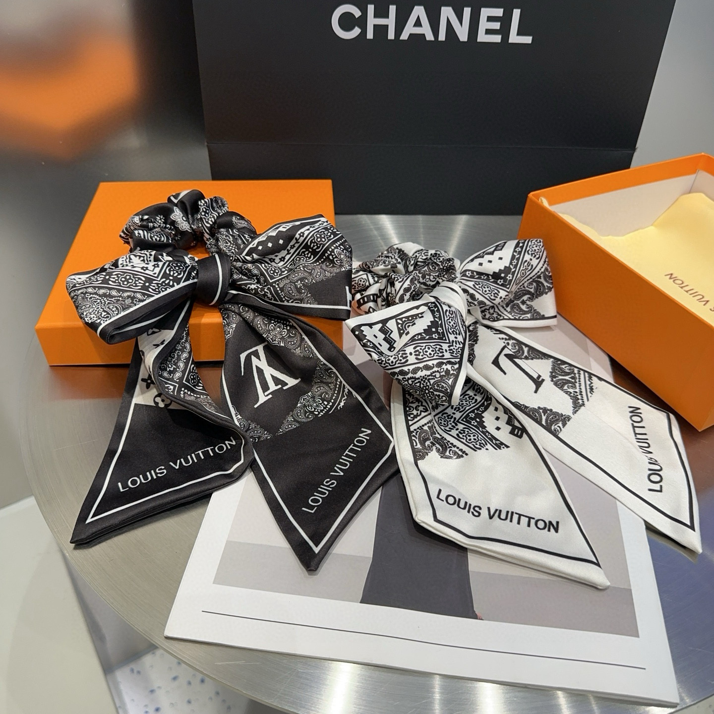 NO:640931,P Comes with a packaging box. Louis Vuitton's new hair tie, classic LV logo, simple and elegant, especially eye-catching!  Super popular small items hairpins, hairpins, louis vuitton, louis vuitton, louis vuitton, louis vuitton, louis vuitton, hairpins19860909P 配包装盒 Louis Vuitton (路易威登)驴家新品发圈,经典LV标志,简单大气,特别吸睛！超火爆小单品发夹,发夹,louis vuitton,louis vuitton,louis vuitton,louis vuitton,louis vuitton,hairpins,accessory