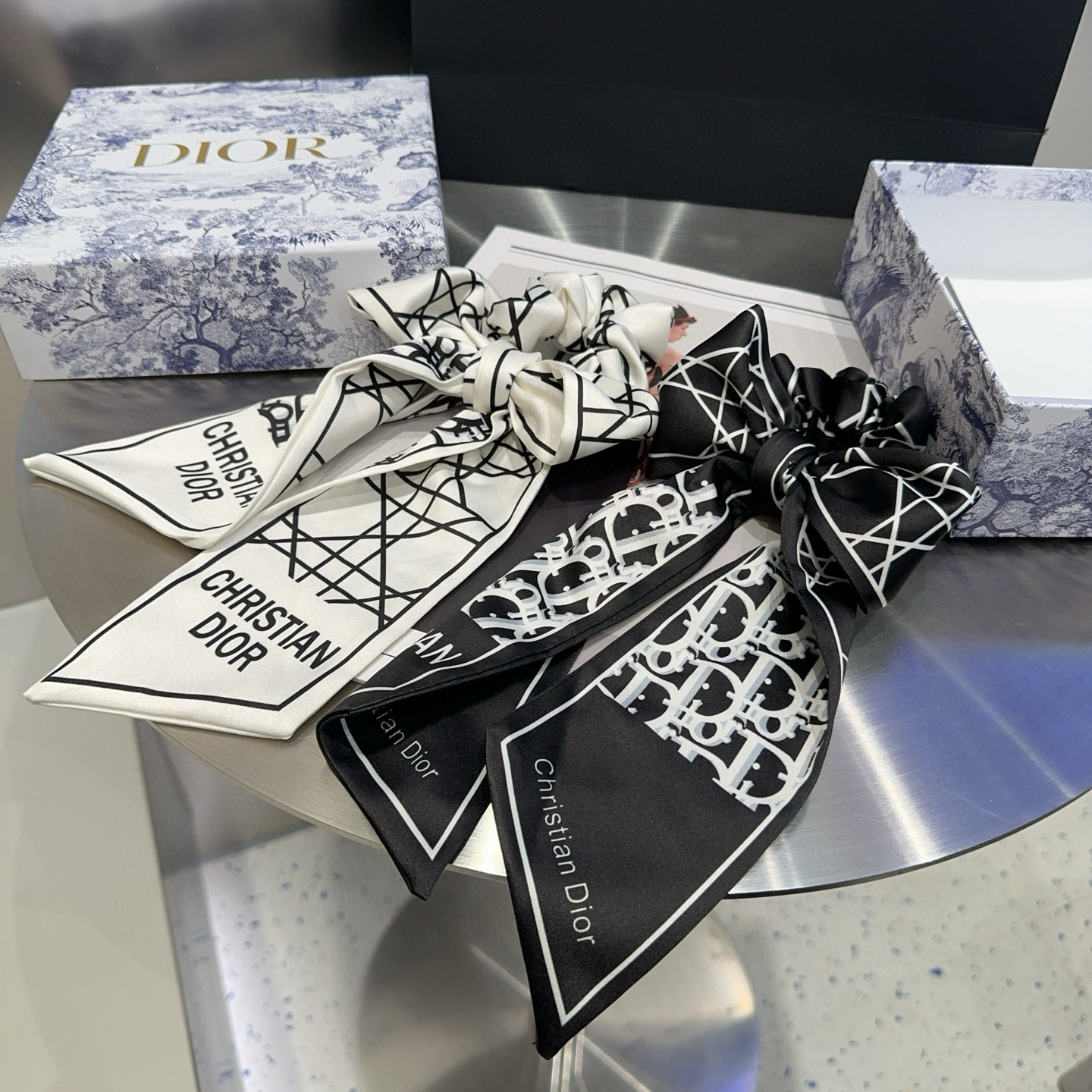 NO:640933,P Comes with packaging box Dior's new CD streamer hair tie, simple, practical and fashionable!  A must-have for little fairies...hairpins, hair clips, dior, dior, hairpins19860909P 配包装盒 Dior（迪奥）新款CD飘带发圈,简单实用 时尚潮流！小仙女必备…发夹,发夹,dior,dior,hairpins,accessory