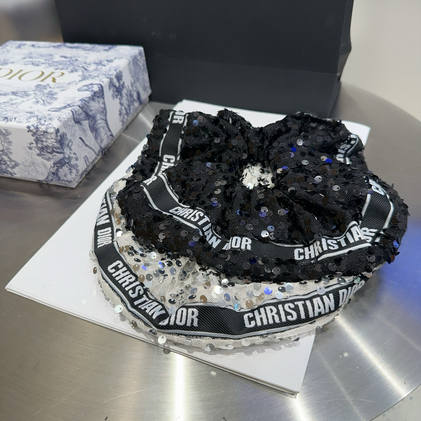 NO:640918,P Comes with packaging box Dior's new CD hair tie with small shiny beads!  Fashion trends!  A must-have for little fairies...hairpins, hair clips, dior, dior, hairpins19860909P 配包装盒 Dior（迪奥）新款CD大发圈,闪亮小珠片！时尚潮流！小仙女必备…发夹,发夹,dior,dior,hairpins,accessory