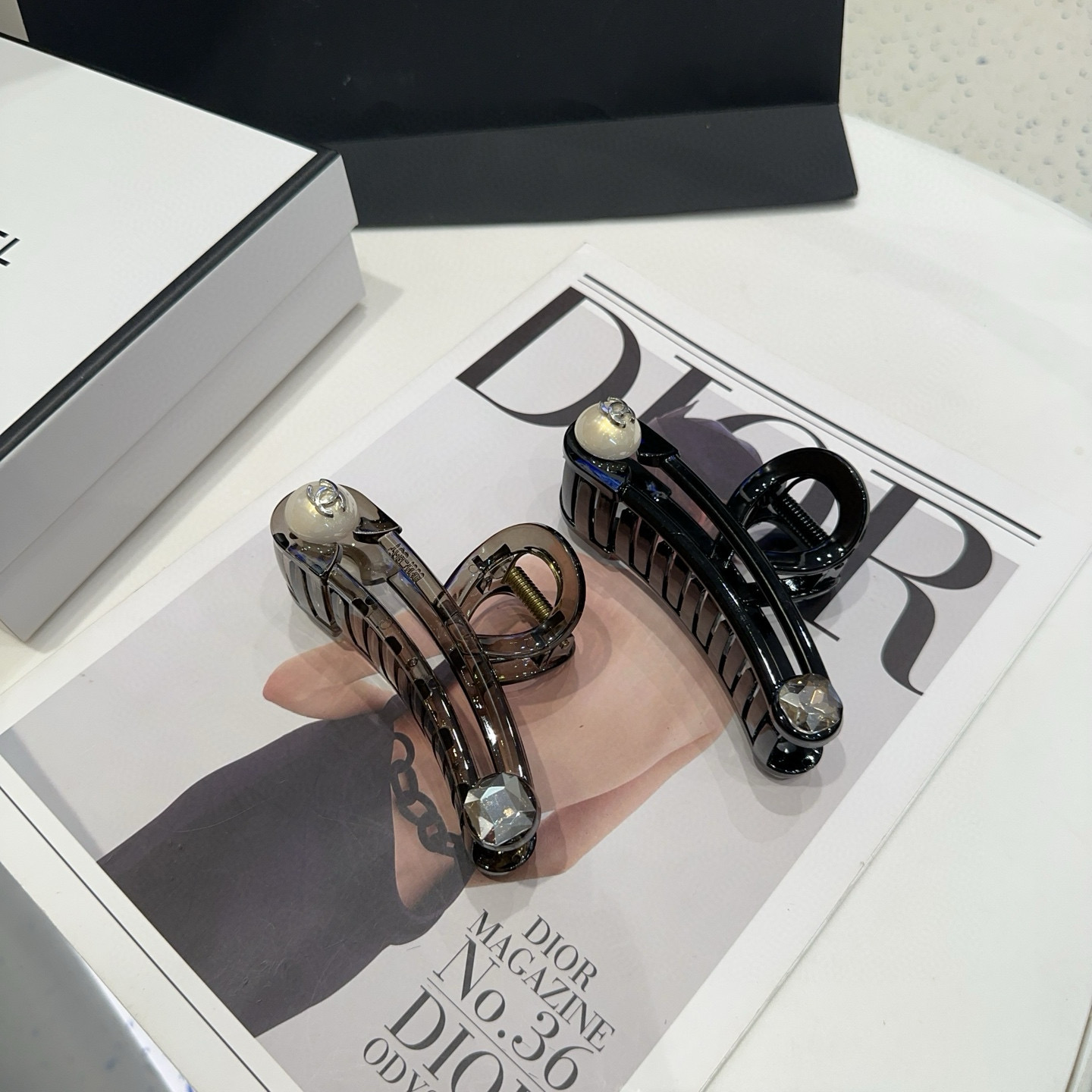 NO:640750,P Comes with a packaging box. Chanel’s latest small fragrance grabber, super pretty!  Full of celebrity style, a must-have for little fairies...hairpins, hairpins, chanel, chanel, hairpins19860909P 配包装盒 Chanel (香奈儿)最新款小香爆款抓夹,超级好看！名媛范儿十足,小仙女必备…发夹,发夹,chanel,chanel,hairpins,accessory