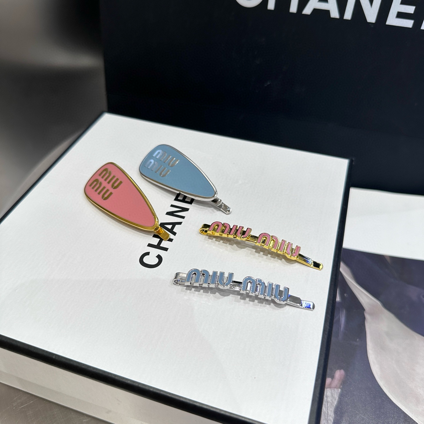 NO:640752,P Comes with packaging box (single) miumiu's new letter small side clip bangs clip, a hot item among Internet celebrities!  Simple and elegant, practical and versatile!  hairpins,hairpins,miumiu,hairpins19860909P 配包装盒（单个） miumiu新款字母小边夹刘海夹,网红爆款！简单优雅,实用百搭！发夹,发夹,miumiu,hairpins,accessory