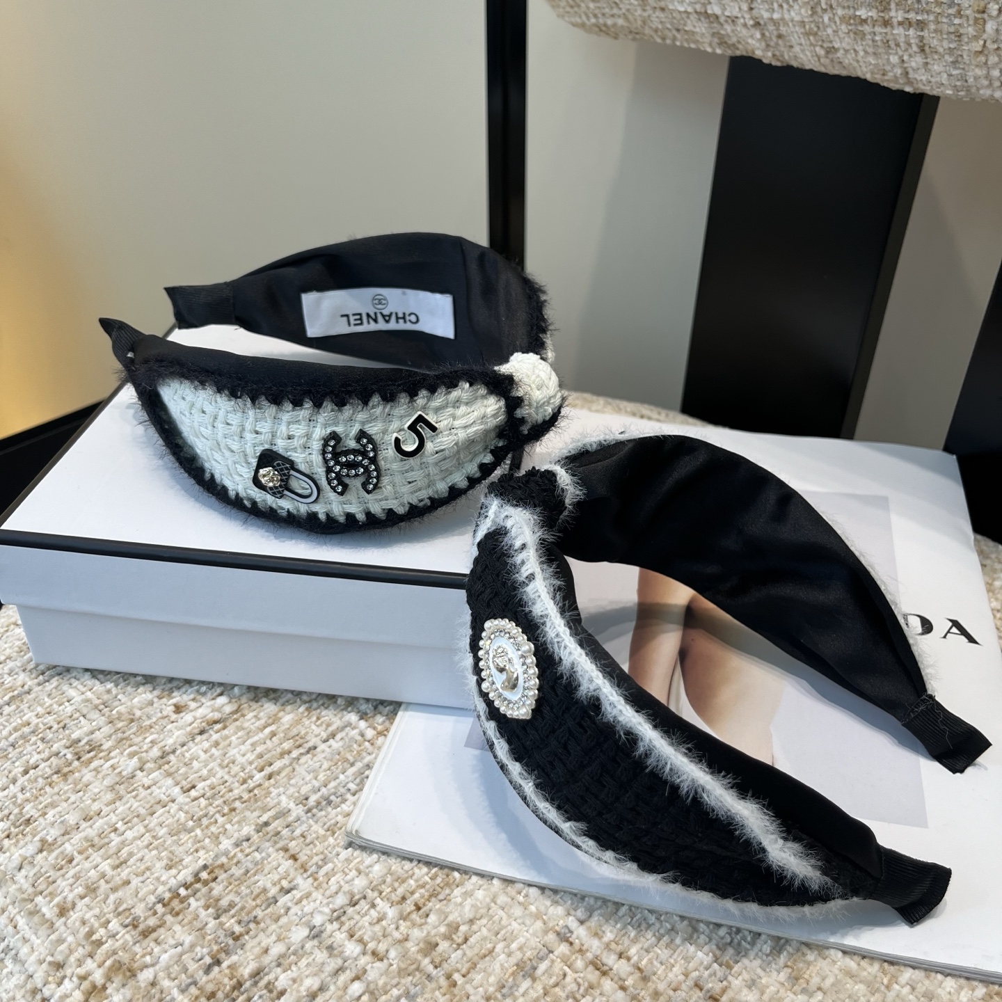 P 65🎁配包装盒
Chanel (香奈儿)最新款小香发箍，秋冬系列！超级好看！名媛范儿十足，小仙女必备&hellip;