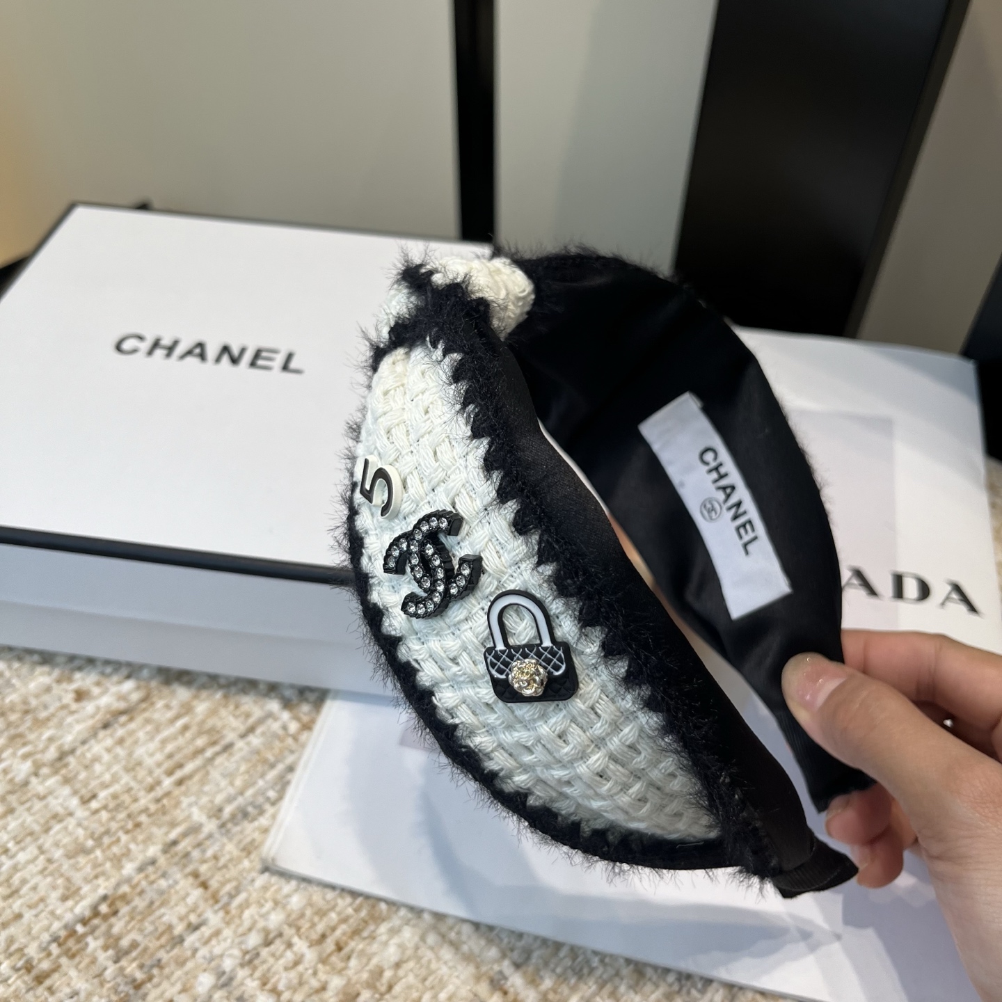 P 65🎁配包装盒
Chanel (香奈儿)最新款小香发箍，秋冬系列！超级好看！名媛范儿十足，小仙女必备&hellip;