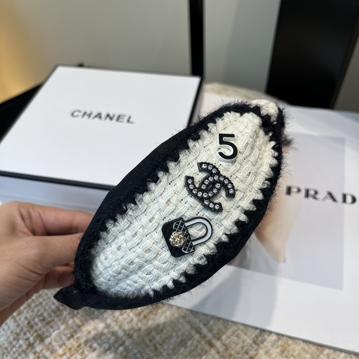 P 65🎁配包装盒
Chanel (香奈儿)最新款小香发箍，秋冬系列！超级好看！名媛范儿十足，小仙女必备&hellip;