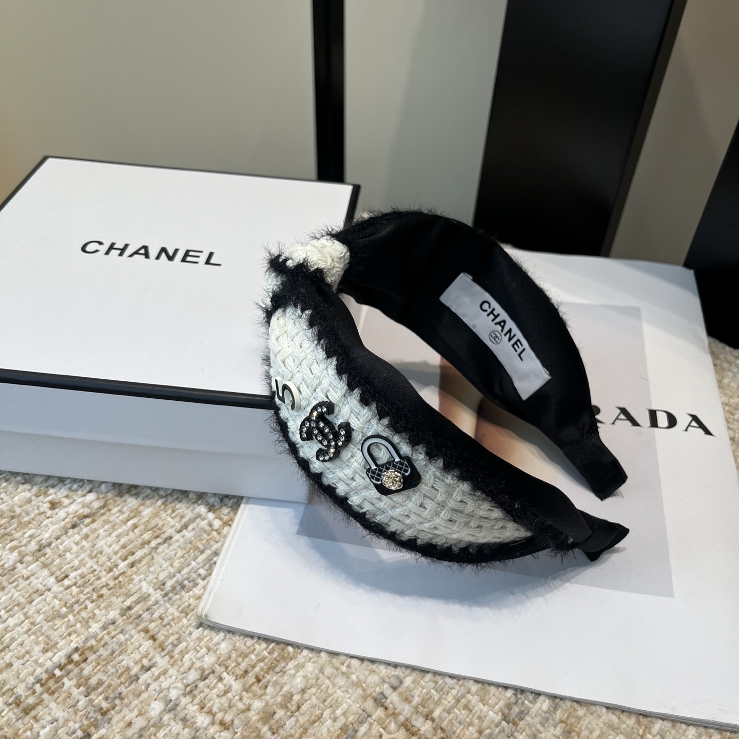 P 65🎁配包装盒
Chanel (香奈儿)最新款小香发箍，秋冬系列！超级好看！名媛范儿十足，小仙女必备&hellip;