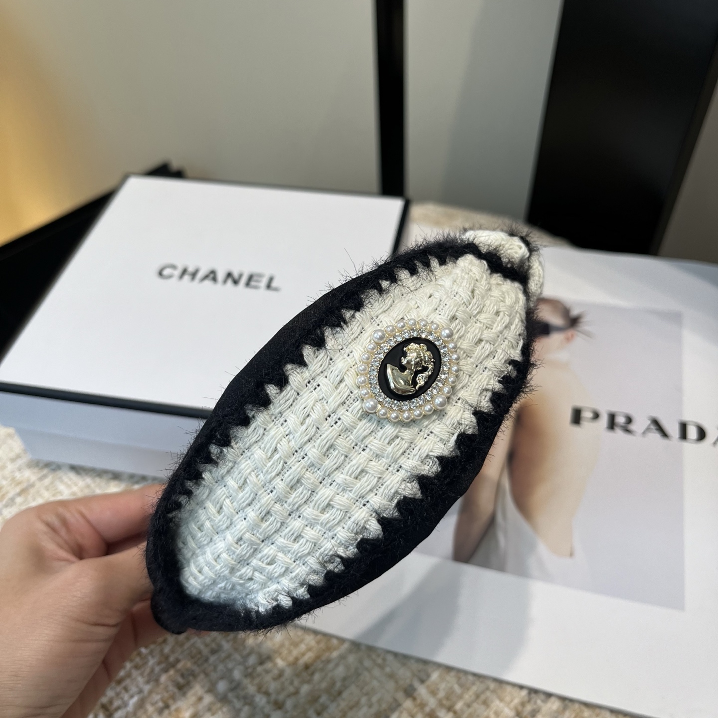 P 65🎁配包装盒
Chanel (香奈儿)最新款小香发箍，秋冬系列！超级好看！名媛范儿十足，小仙女必备&hellip;