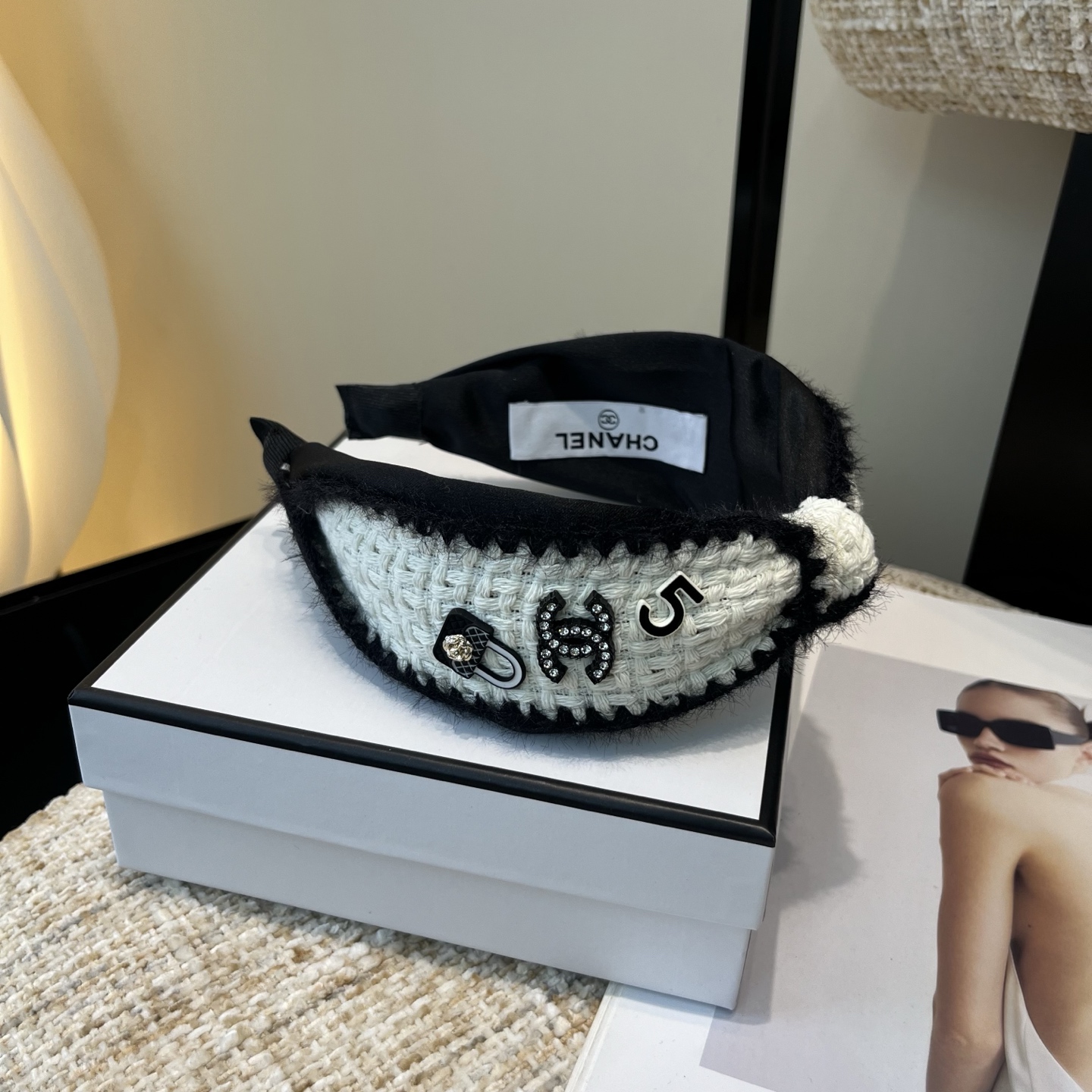 P 65🎁配包装盒
Chanel (香奈儿)最新款小香发箍，秋冬系列！超级好看！名媛范儿十足，小仙女必备&hellip;