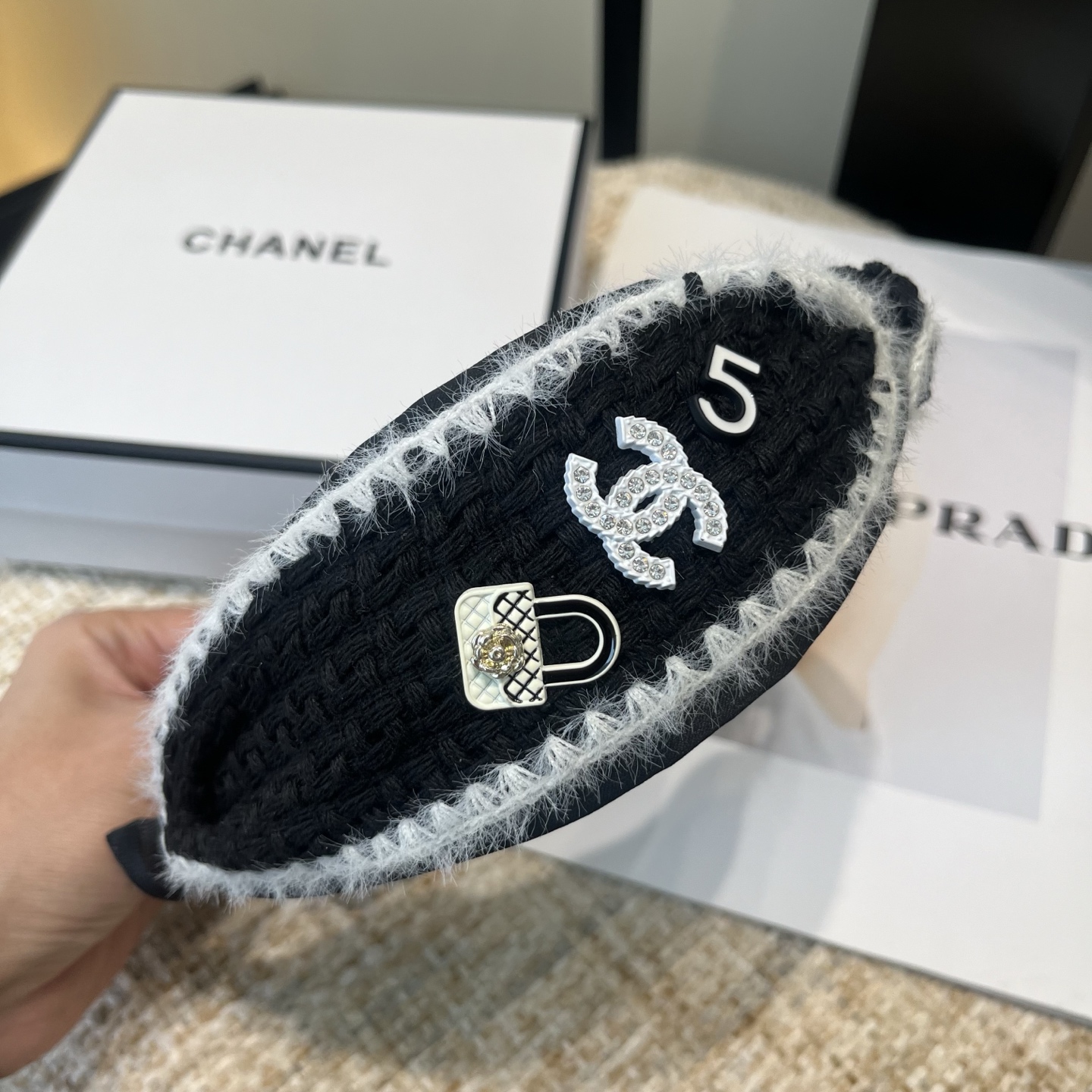 P 65🎁配包装盒
Chanel (香奈儿)最新款小香发箍，秋冬系列！超级好看！名媛范儿十足，小仙女必备&hellip;