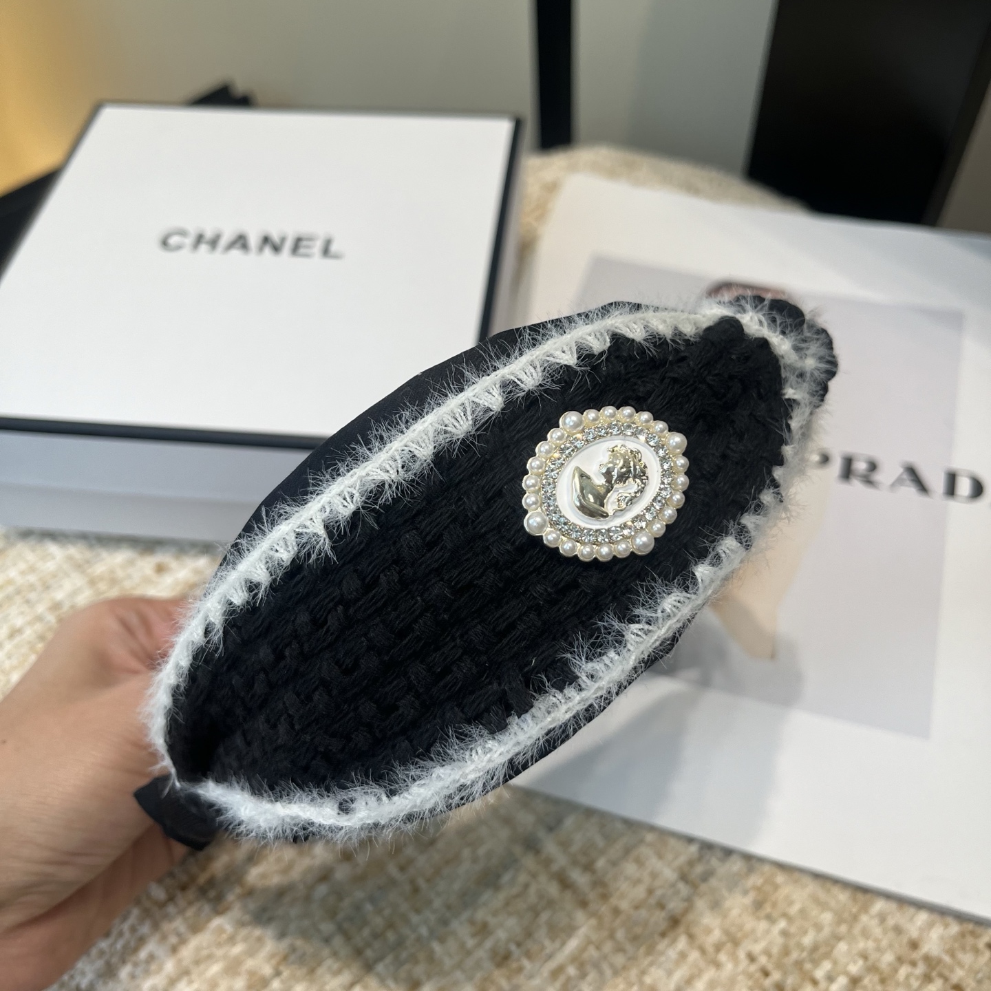 P 65🎁配包装盒
Chanel (香奈儿)最新款小香发箍，秋冬系列！超级好看！名媛范儿十足，小仙女必备&hellip;