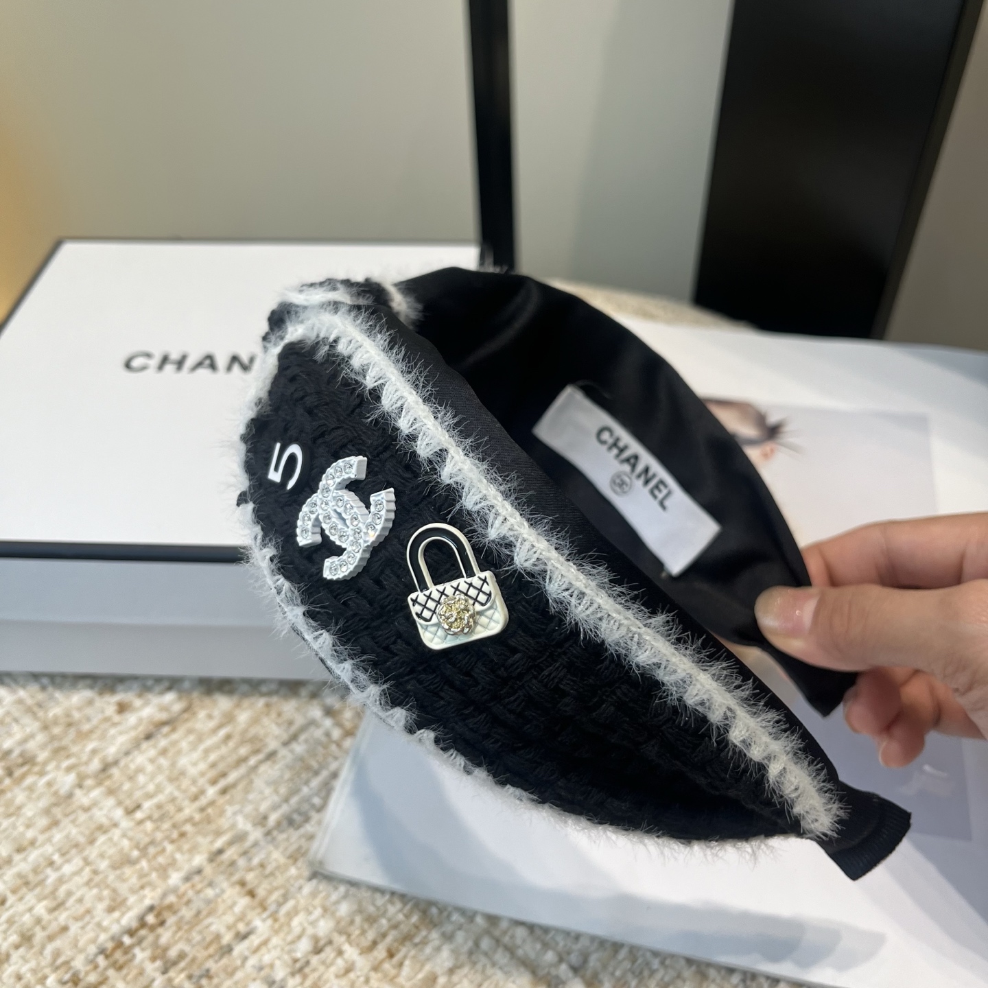 P 65🎁配包装盒
Chanel (香奈儿)最新款小香发箍，秋冬系列！超级好看！名媛范儿十足，小仙女必备&hellip;