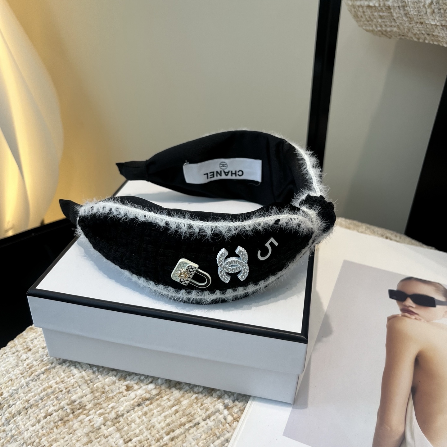 P 65🎁配包装盒
Chanel (香奈儿)最新款小香发箍，秋冬系列！超级好看！名媛范儿十足，小仙女必备&hellip;