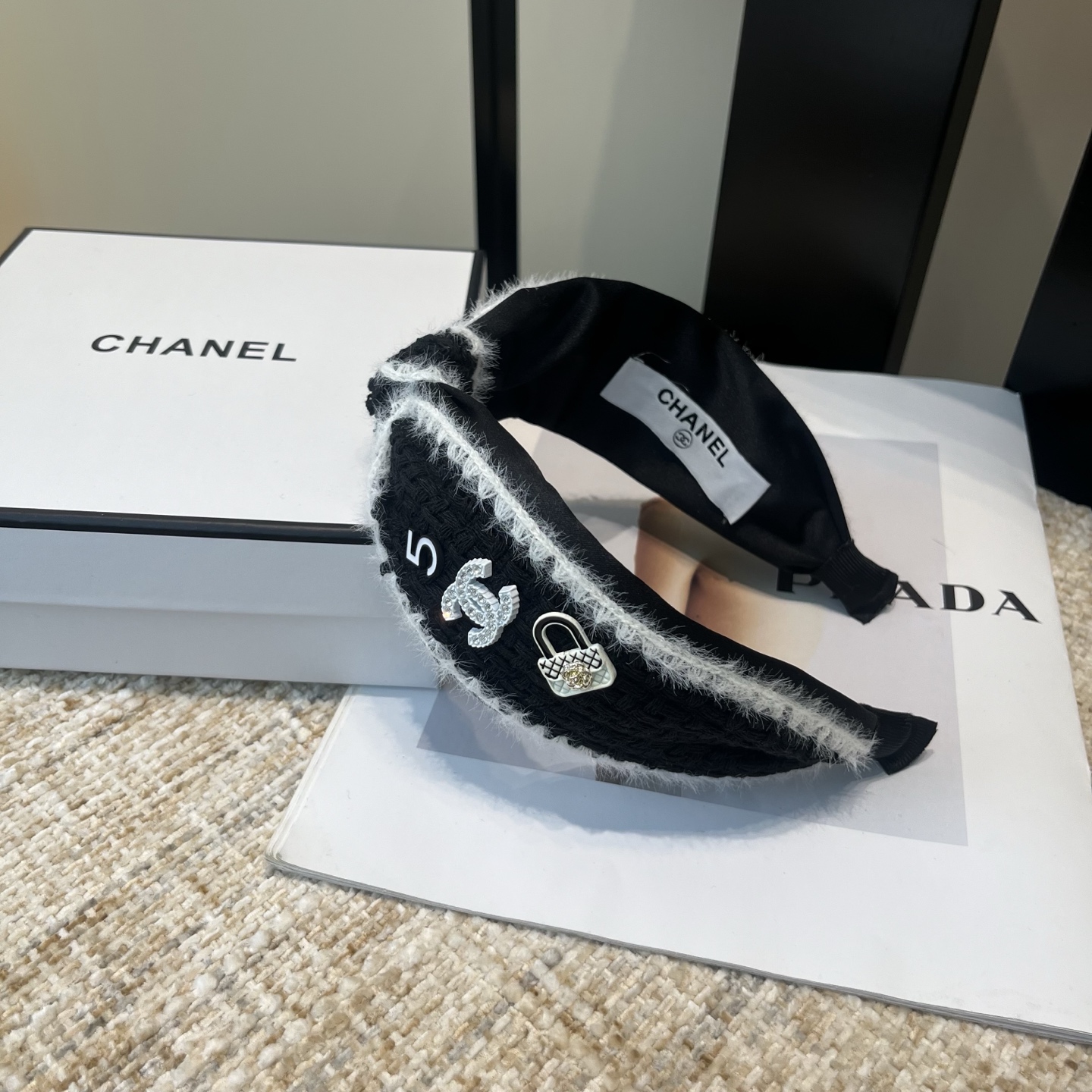 P 65🎁配包装盒
Chanel (香奈儿)最新款小香发箍，秋冬系列！超级好看！名媛范儿十足，小仙女必备&hellip;