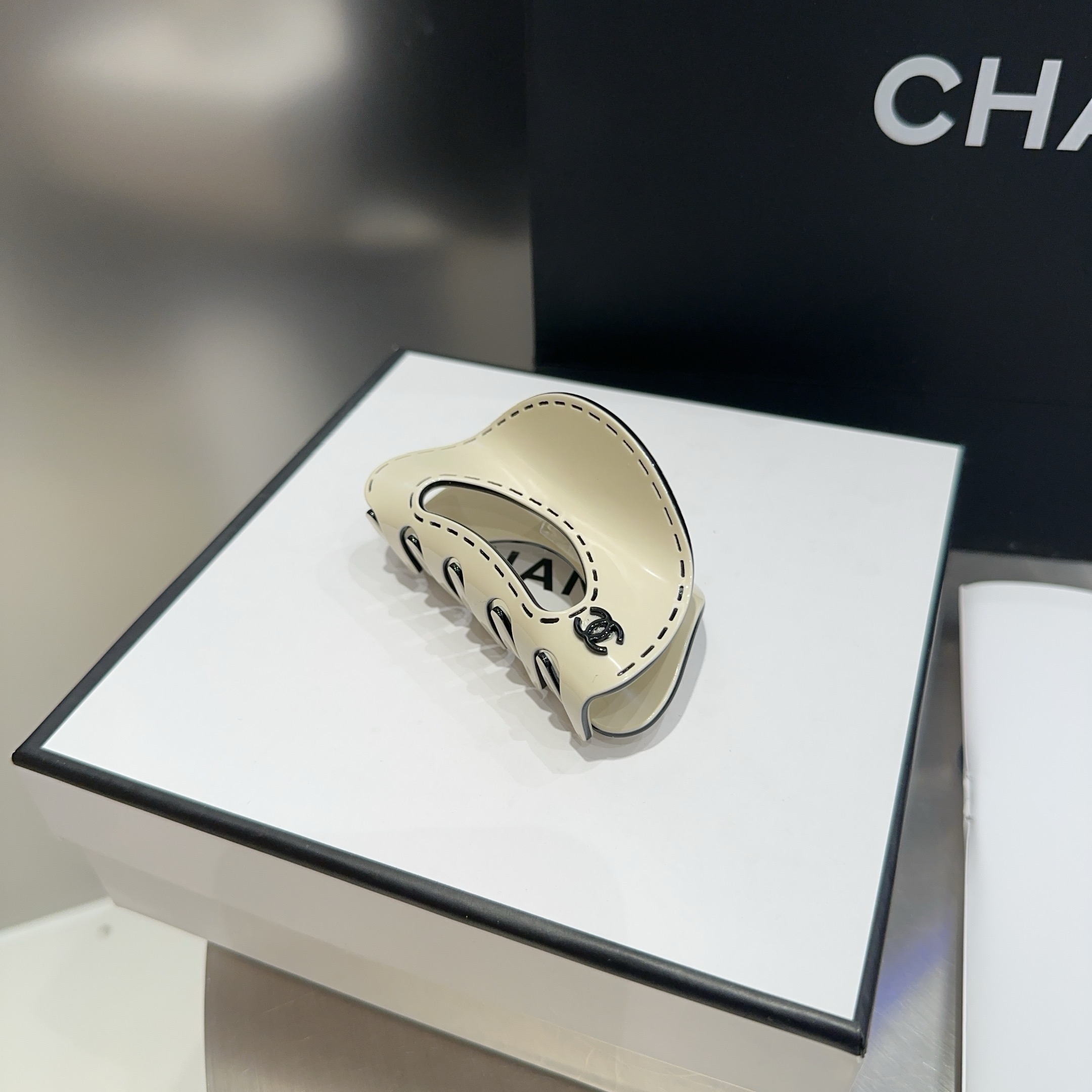 NO:640758,P Comes with a packaging box. Chanel’s latest small fragrance grabber, super pretty!  Full of celebrity style, a must-have for little fairies...hairpins, hairpins, chanel, chanel, hairpins19860909P 配包装盒 Chanel (香奈儿)最新款小香爆款抓夹,超级好看！名媛范儿十足,小仙女必备…发夹,发夹,chanel,chanel,hairpins,accessory