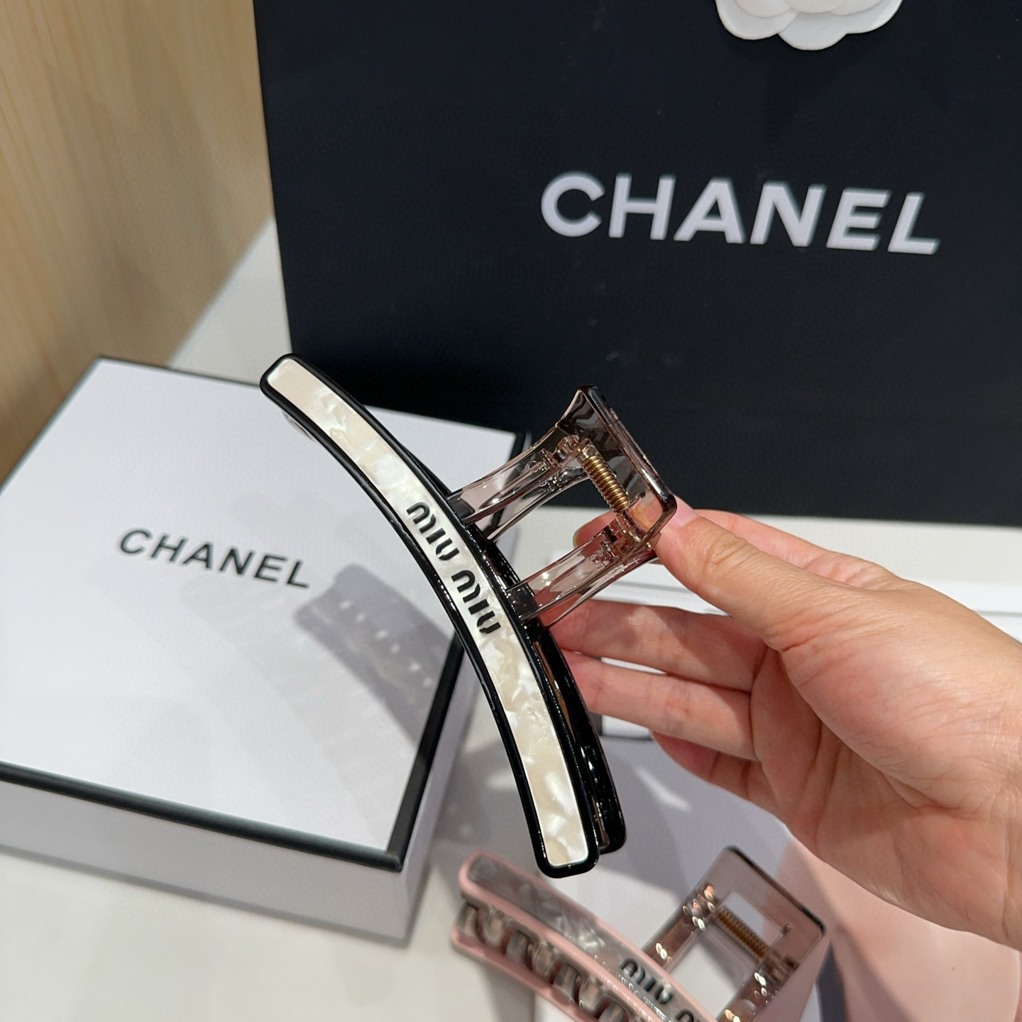 NO:640759,P Comes with packaging box miumiu's new letter gripper, simple and elegant, practical and versatile, worth buying!  hairpins,hairpins,miumiu,hairpins19860909P 配包装盒 miumiu新款字母抓夹,简单优雅,实用百搭,值得入手！发夹,发夹,miumiu,hairpins,accessory