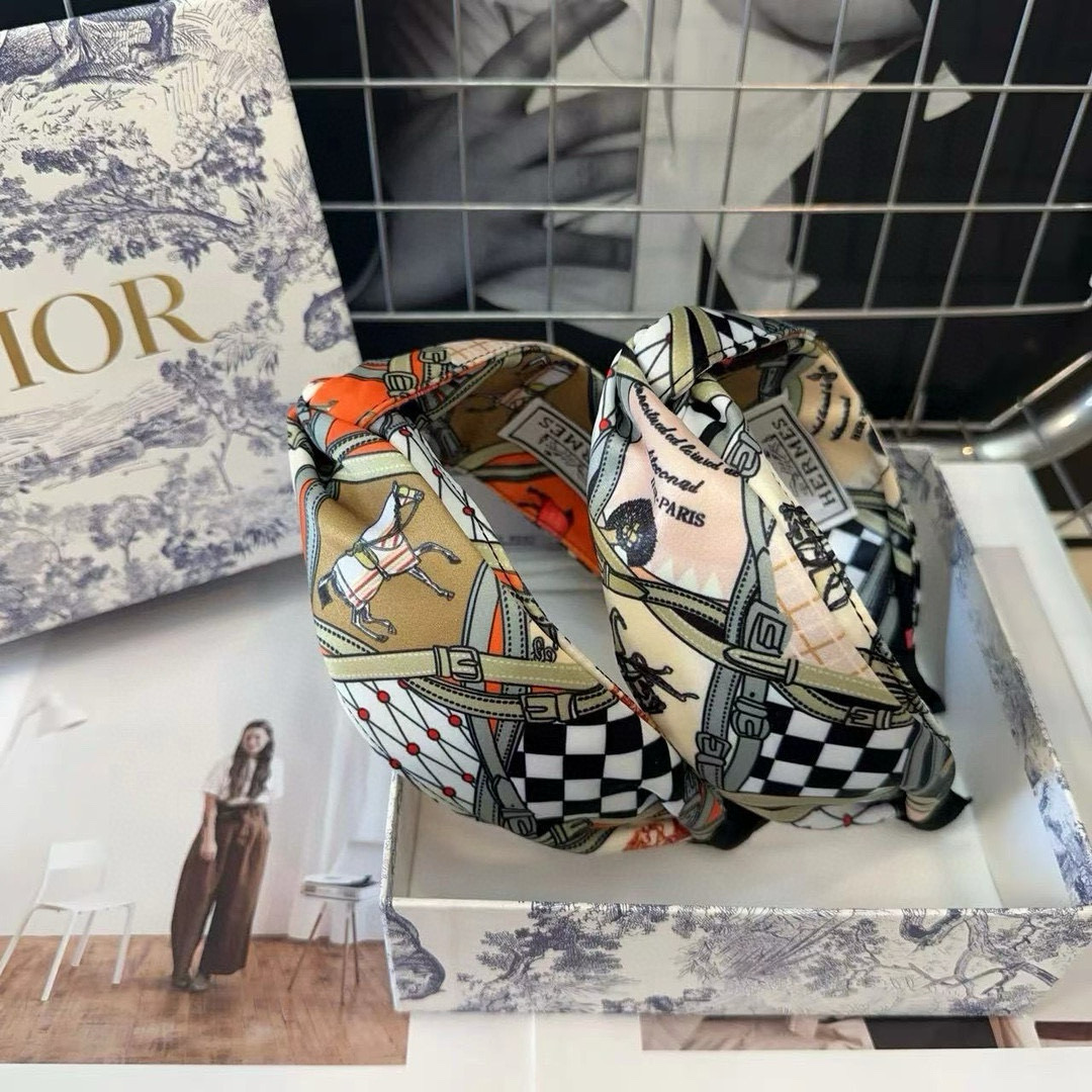 NO:702885,P Comes with packaging box HERMES new H headband, fashionable, simple and versatile!  Hairpins, hairpins, hermes, hermes, hairpins are essential items for young ladies.19860909P 配包装盒 HERMES（爱马仕）新款H发箍,时尚潮流,简约百搭！小姐姐必备单品发夹,发夹,hermes,hermes,hairpins,accessory