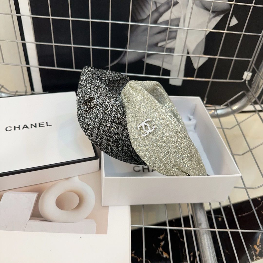 NO:702888,P Comes with a packaging box. Chanel's latest scented headband. Simple, practical, and fashionable!  A must-have for little fairies...hairpins, hair clips, chanel, chanel, hairpins19860909P 配包装盒 Chanel (香奈儿)最新小香发箍.简单实用,时尚潮流！小仙女必备…发夹,发夹,chanel,chanel,hairpins,accessory