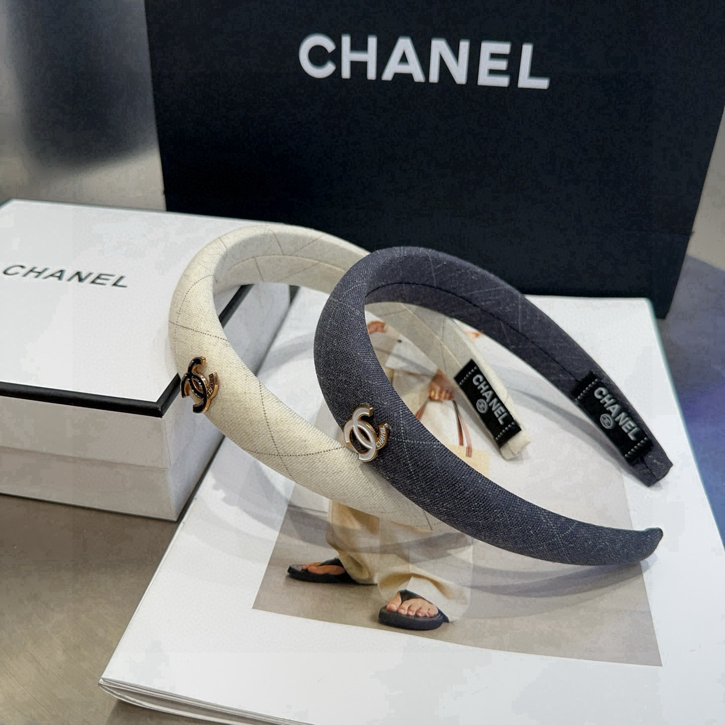 NO:619365,P Comes with a packaging box. Chanel’s latest small plaid headband, super pretty!  Full of celebrity style, a must-have for little fairies...hairpins, hairpins, chanel, chanel, hairpins19860909P 配包装盒 Chanel (香奈儿)最新款小香格纹发箍,超级好看！名媛范儿十足,小仙女必备…发夹,发夹,chanel,chanel,hairpins,accessory