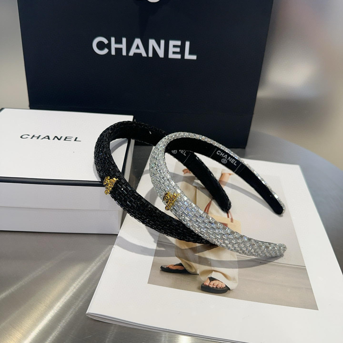 NO:619370,P Comes with a packaging box. Chanel’s latest small and popular diamond headband, super pretty!  Full of celebrity style, a must-have for little fairies...hairpins, hairpins, chanel, chanel, hairpins19860909P 配包装盒 Chanel (香奈儿)最新款小香爆款钻石发箍,超级好看！名媛范儿十足,小仙女必备…发夹,发夹,chanel,chanel,hairpins,accessory