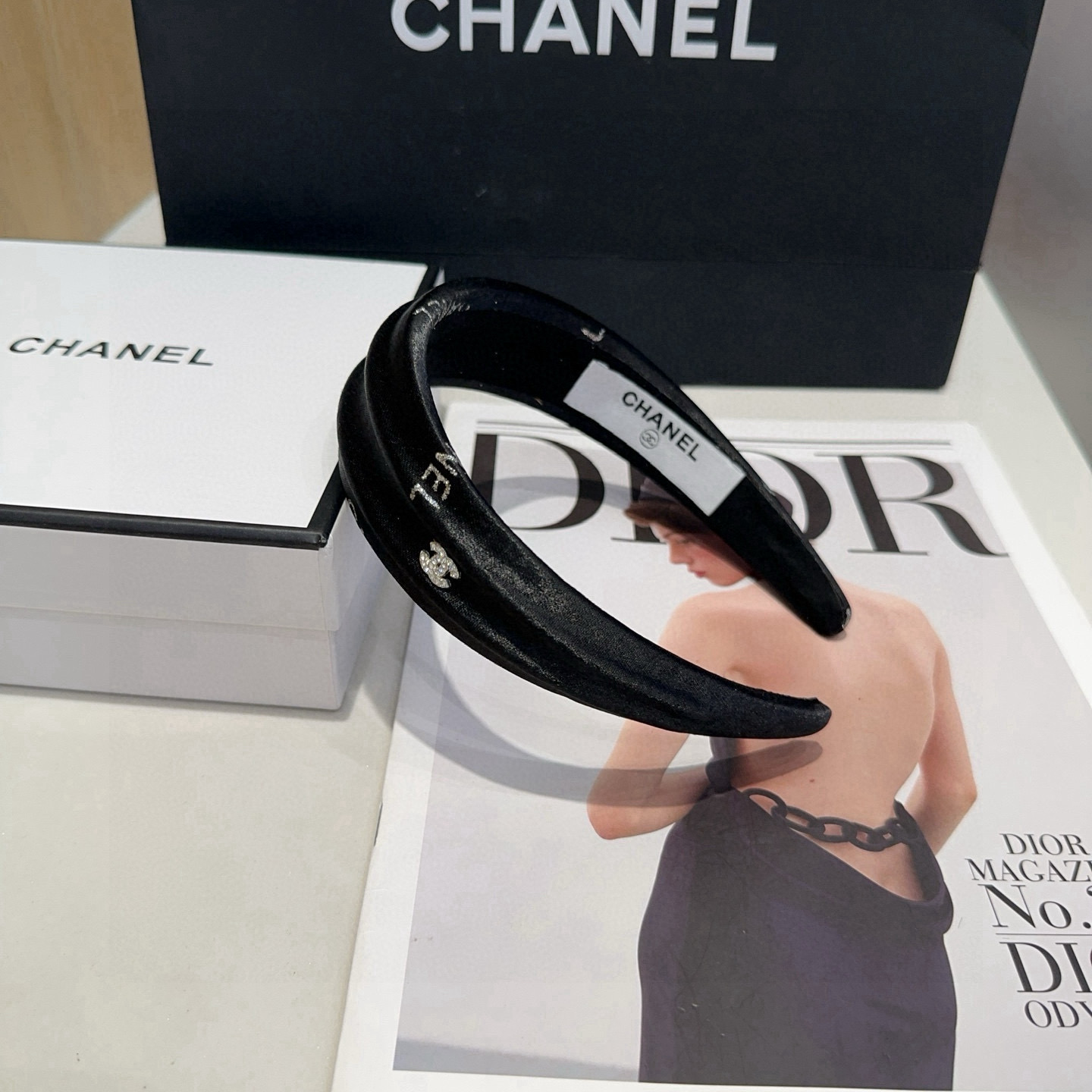 NO:619386,P Comes with a packaging box. Chanel’s latest small scented headband, super pretty!  Full of celebrity style, a must-have for little fairies...hairpins, hairpins, chanel, chanel, hairpins19860909P 配包装盒 Chanel (香奈儿)最新款小香发箍,超级好看！名媛范儿十足,小仙女必备…发夹,发夹,chanel,chanel,hairpins,accessory