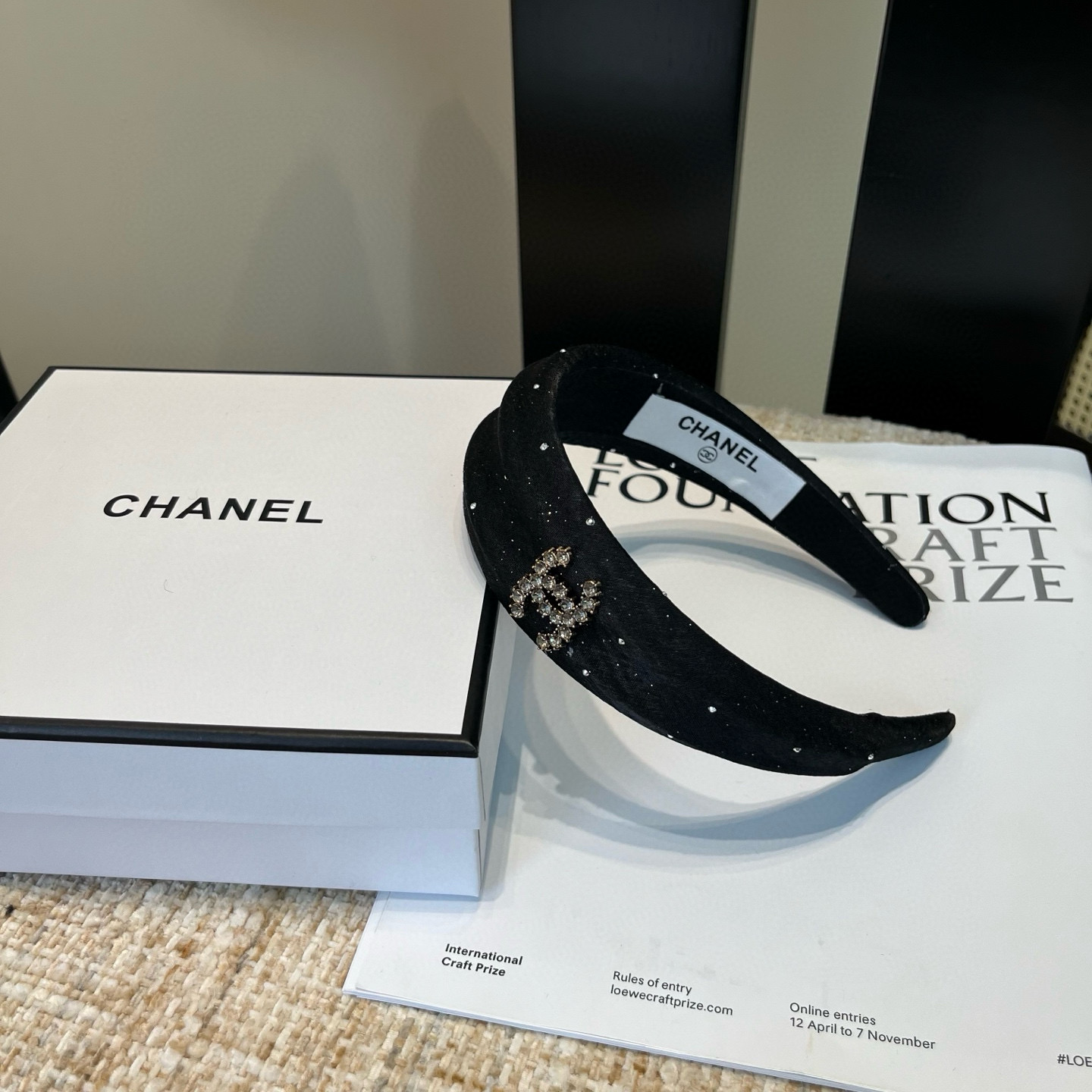 NO:619291,P Comes with a packaging box. Chanel’s latest small scented headband, super pretty!  Full of celebrity style, a must-have for little fairies...hairpins, hairpins, chanel, chanel, hairpins19860909P 配包装盒 Chanel (香奈儿)最新款小香发箍,超级好看！名媛范儿十足,小仙女必备…发夹,发夹,chanel,chanel,hairpins,accessory