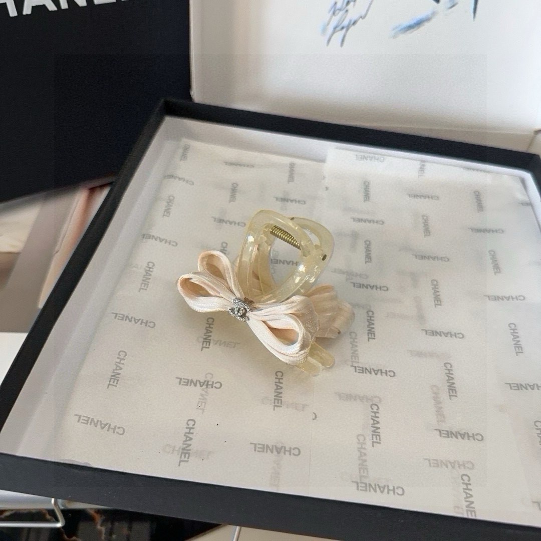 NO:619339,P Comes with a packaging box. Chanel's new fragrance gripper, summer fresh series, simple and versatile!  Little fairies must have hairpins, hairpins, chanel, chanel, hairpins19860909P 配包装盒 Chanel (香奈儿)新款小香抓夹,夏日小清新系列,简单又百搭！小仙女必入哦发夹,发夹,chanel,chanel,hairpins,accessory