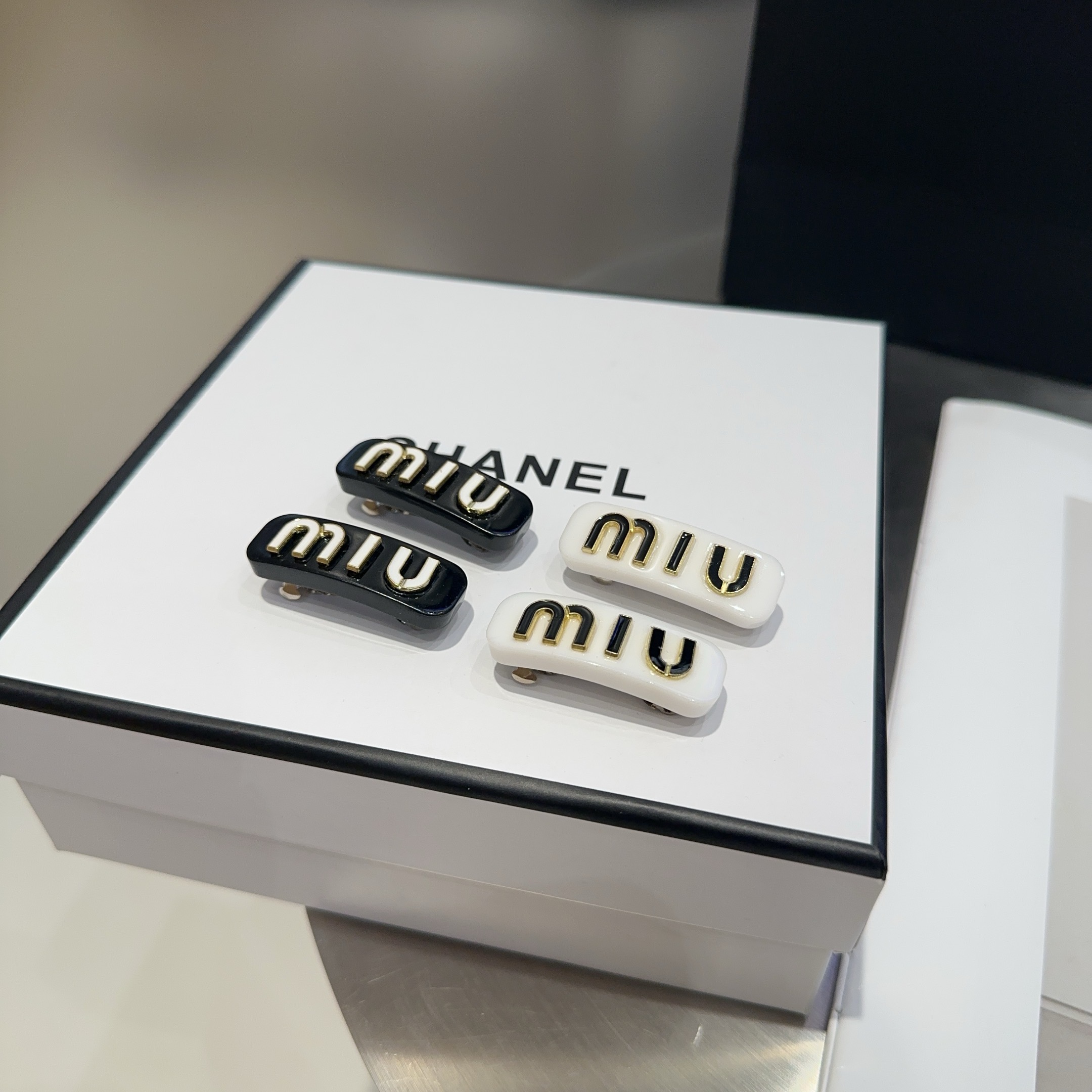 NO:619345,P Comes with packaging box (one pair) miumiu's new letter small side clip bangs clip, an internet celebrity hit!  Simple and elegant, practical and versatile!  hairpins,hairpins,miumiu,hairpins19860909P 配包装盒（一对） miumiu新款字母小边夹刘海夹,网红爆款！简单优雅,实用百搭！发夹,发夹,miumiu,hairpins,accessory