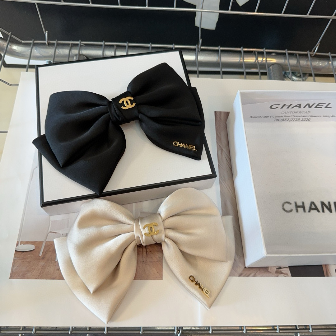 NO:619270,P Comes with a packaging box. Chanel's latest small and popular spring hairpin, super pretty!  Full of celebrity style, a must-have for little fairies...hairpins, hairpins, chanel, chanel, hairpins19860909P 配包装盒 Chanel (香奈儿)最新款小香爆款弹簧发夹,超级好看！名媛范儿十足,小仙女必备…发夹,发夹,chanel,chanel,hairpins,accessory
