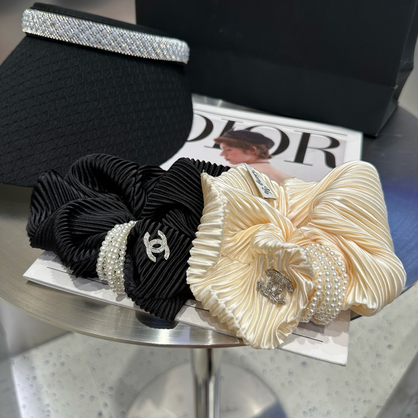 NO:619285,P Comes with a packaging box. Chanel's latest small scented hair tie, simple and practical, fashionable and trendy!  Very beautiful, a must-have for little fairies...hairpins, hairpins, chanel, chanel, hairpins19860909P 配包装盒 Chanel (香奈儿)最新小香发圈,简单实用,时尚潮流！非常好看,小仙女必备…发夹,发夹,chanel,chanel,hairpins,accessory