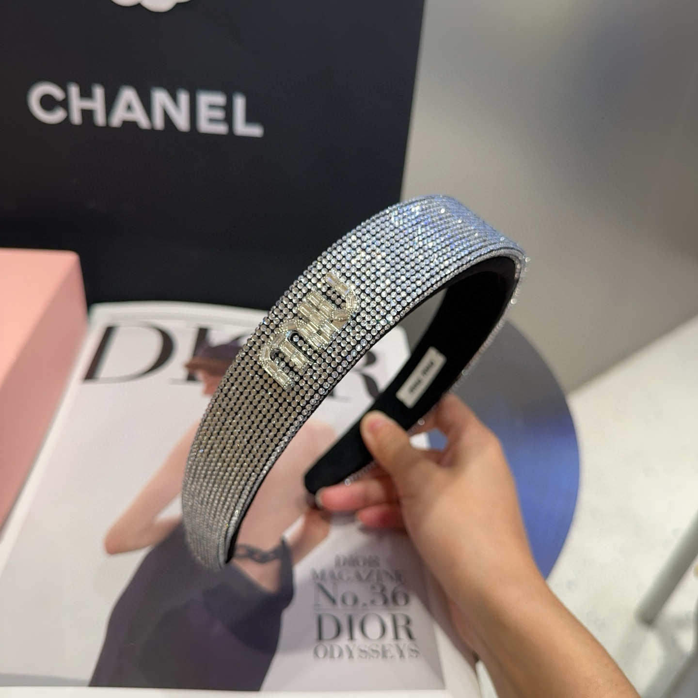 NO:619289,P Comes with a packaging box. Miumiu's new full-diamond headband is simple and elegant, full of ladylike style, and it is worth buying!  hairpins,hairpins,miumiu,hairpins19860909P 配包装盒 miumiu新款满钻发箍,简单优雅,名媛范十足,非常值得入手！发夹,发夹,miumiu,hairpins,accessory