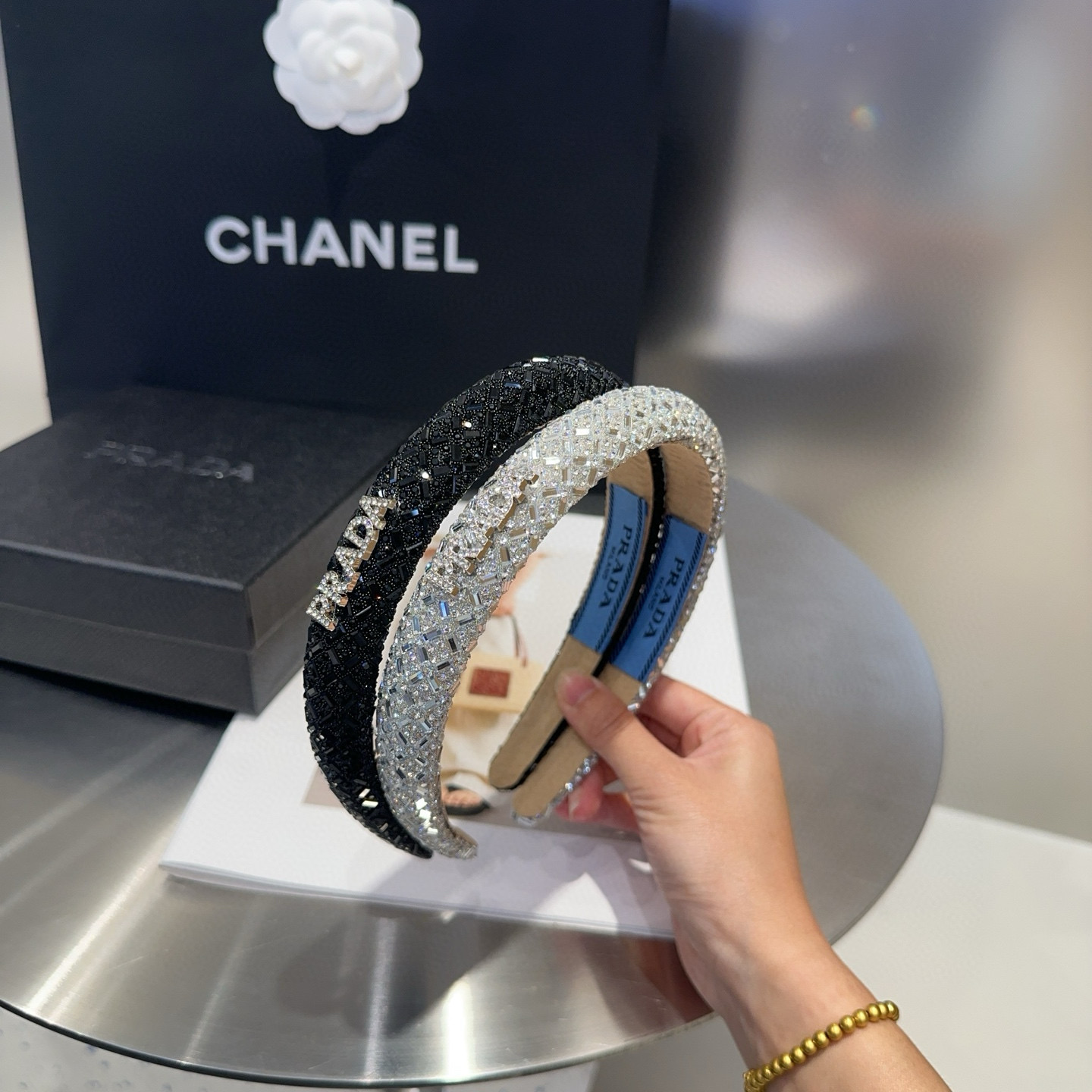 NO:619290,P Comes with a packaging box PRADA’s latest diamond headband, worth buying for elegant ladies!  Very easy to match, elegant and tasteful hair clips, hair clips, prada, prada, hairpins19860909P 配包装盒 PRADA（普拉达）最新款钻石发箍, 优雅的小姐姐值得入手！非常好搭配 气质有品位发夹,发夹,prada,prada,hairpins,accessory