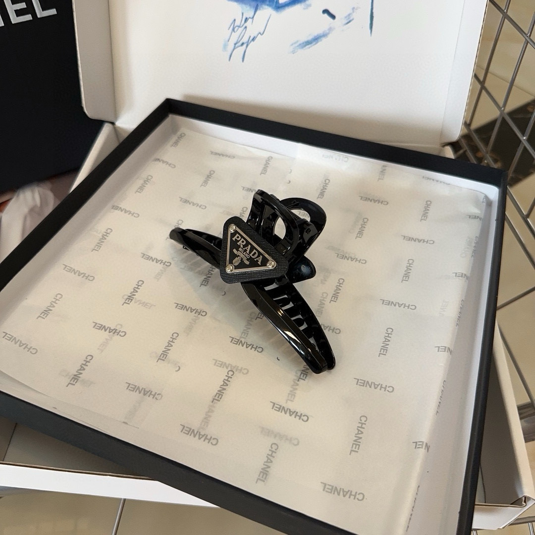 NO:619103,P Comes with packaging box (single) PRADA’s hot-selling gripper is here!  Recommended by internet celebrities!  The elegant young lady is worth buying. It is very easy to match. It has temperament and taste. Hairpins, hairpins, prada, prada, hairpins19860909P 配包装盒（单个） PRADA（普拉达）爆款抓夹来啦！ 网红推荐！优雅的小姐姐值得入手 非常好搭配 气质有品位发夹,发夹,prada,prada,hairpins,accessory
