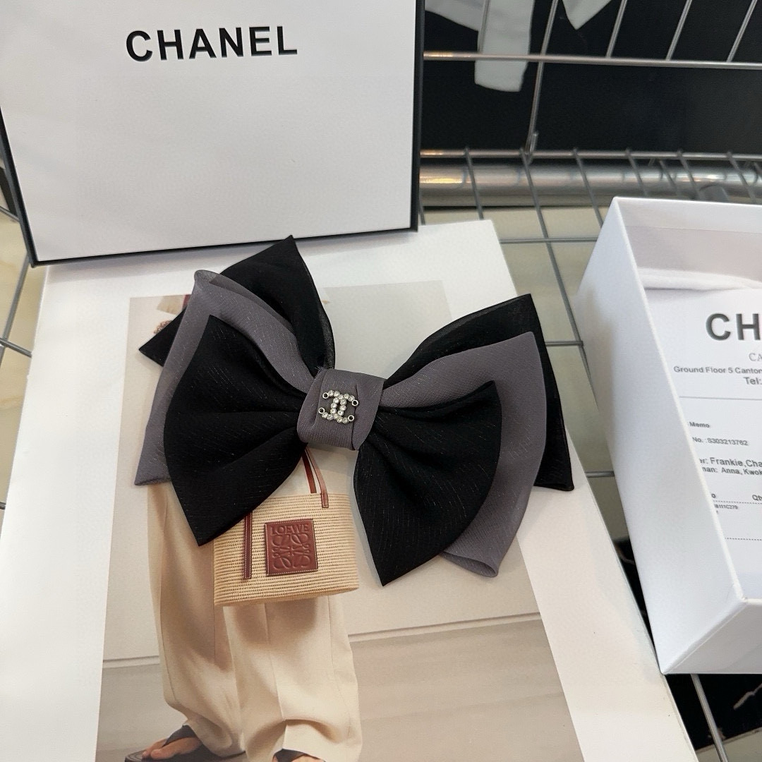 NO:619107,P Comes with a packaging box. Chanel's latest popular small fragrance top clip. The elegant little fairy looks over. It is worth buying a hairpin, hairpin, chanel, chanel, hairpins.19860909P 配包装盒 Chanel（香奈儿）最新爆款小香顶夹,优雅的小仙女看过来,值得入手一款发夹,发夹,chanel,chanel,hairpins,accessory