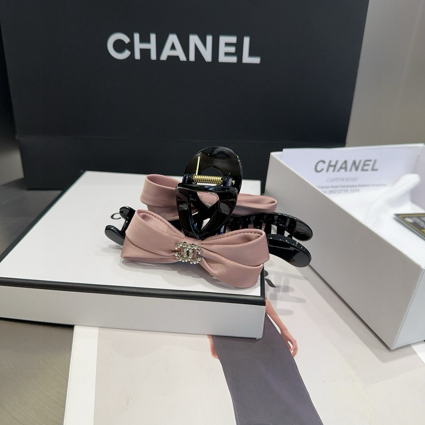 NO:619116,P Comes with a packaging box. Chanel’s latest small fragrance grabber, super pretty!  Full of celebrity style, a must-have for little fairies...hairpins, hairpins, chanel, chanel, hairpins19860909P 配包装盒 Chanel (香奈儿)最新款小香爆款抓夹,超级好看！名媛范儿十足,小仙女必备…发夹,发夹,chanel,chanel,hairpins,accessory