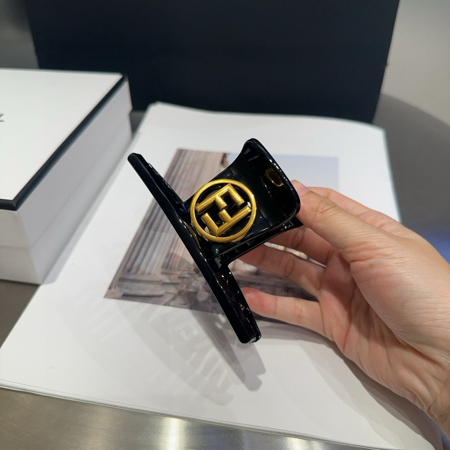 NO:619128,P Comes with a packaging box FENDI's new F gripper, elegant and elegant, simple and versatile!  The young lady closed her eyes and entered... hairpins, hairpins, fendi, fendi, hairpins19860909P 配包装盒 FENDI（芬迪）新款F抓夹,名媛风范气质美,简约百搭！小姐姐闭眼入…发夹,发夹,fendi,fendi,hairpins,accessory