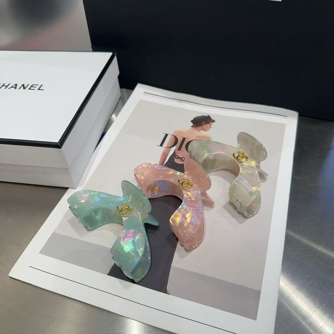 NO:619108,P Comes with a packaging box for Chanel's latest colorful fragrance clip, simple and practical, fashionable and trendy!  Must-have hairpins for young ladies, hair clips, chanel, chanel, hairpins19860909P 配包装盒 Chanel (香奈儿)最新小香炫彩抓夹,简单实用,时尚潮流！小姐姐必备单品发夹,发夹,chanel,chanel,hairpins,accessory