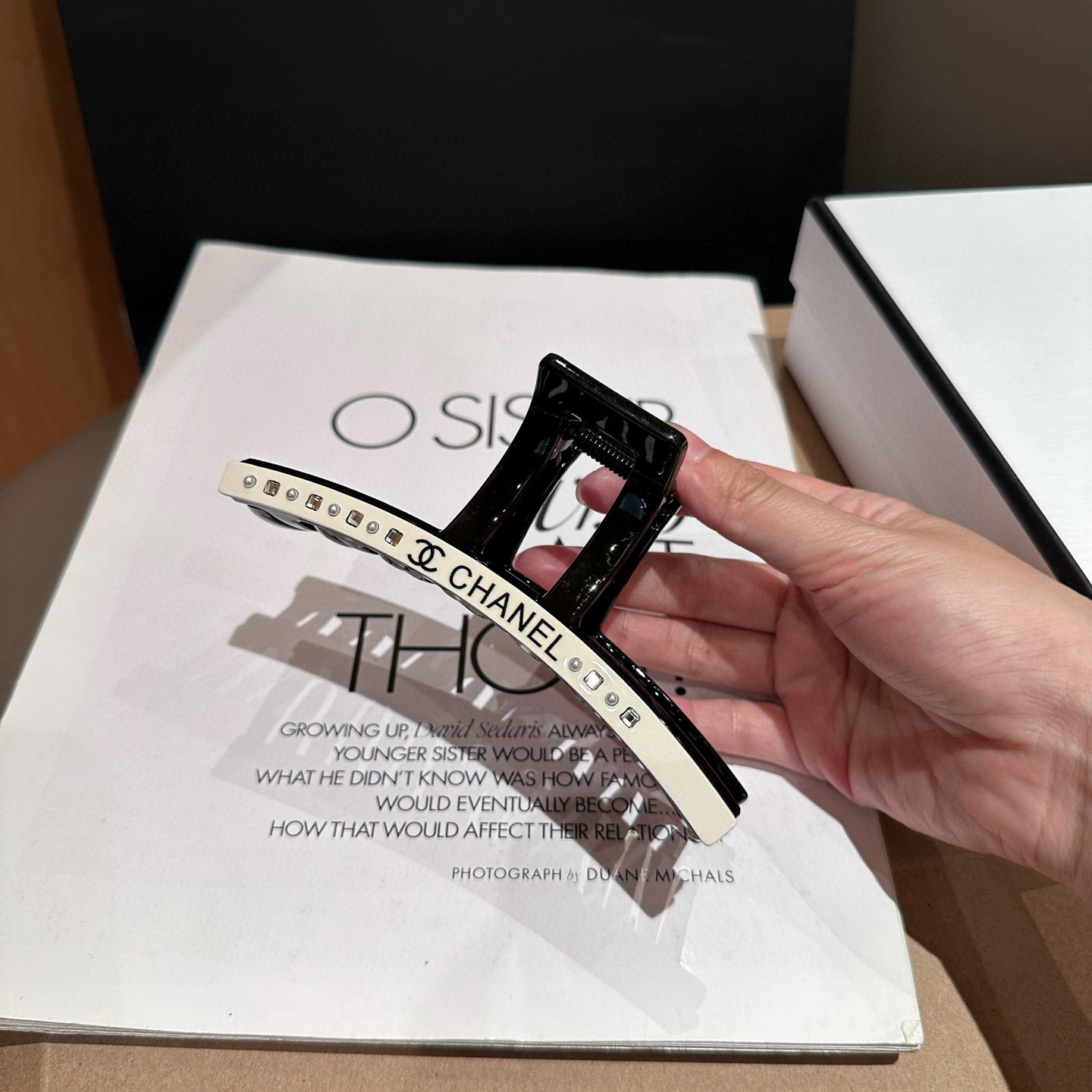 NO:619124,P Comes with a packaging box. Chanel's latest small fragrance gripper, simple and practical, fashionable and trendy!  Must-have hairpins for young ladies, hair clips, chanel, chanel, hairpins19860909P 配包装盒 Chanel (香奈儿)最新小香抓夹,简单实用,时尚潮流！小姐姐必备单品发夹,发夹,chanel,chanel,hairpins,accessory